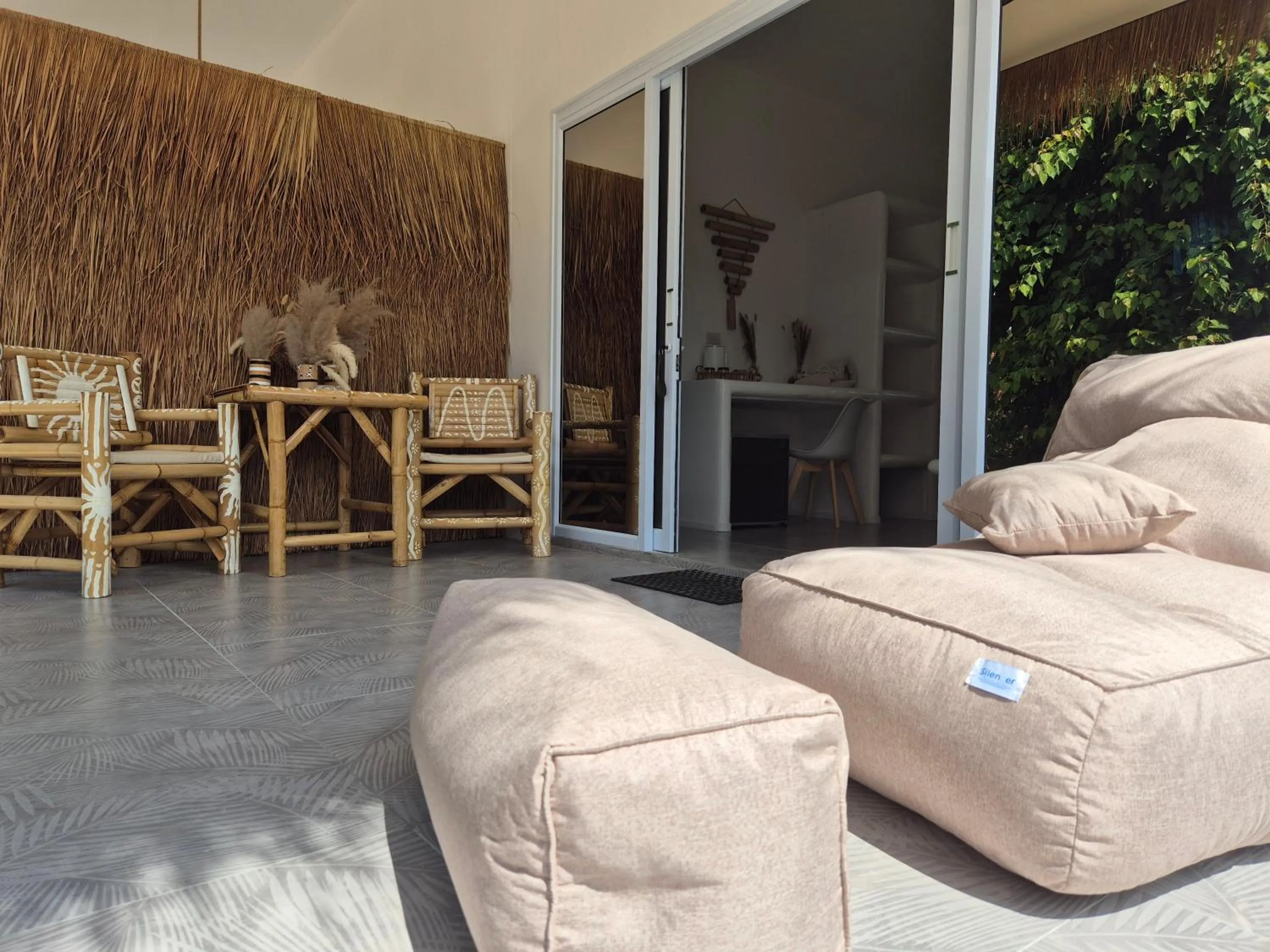 Seating area in Sea Love Beach Bar & Bungalows