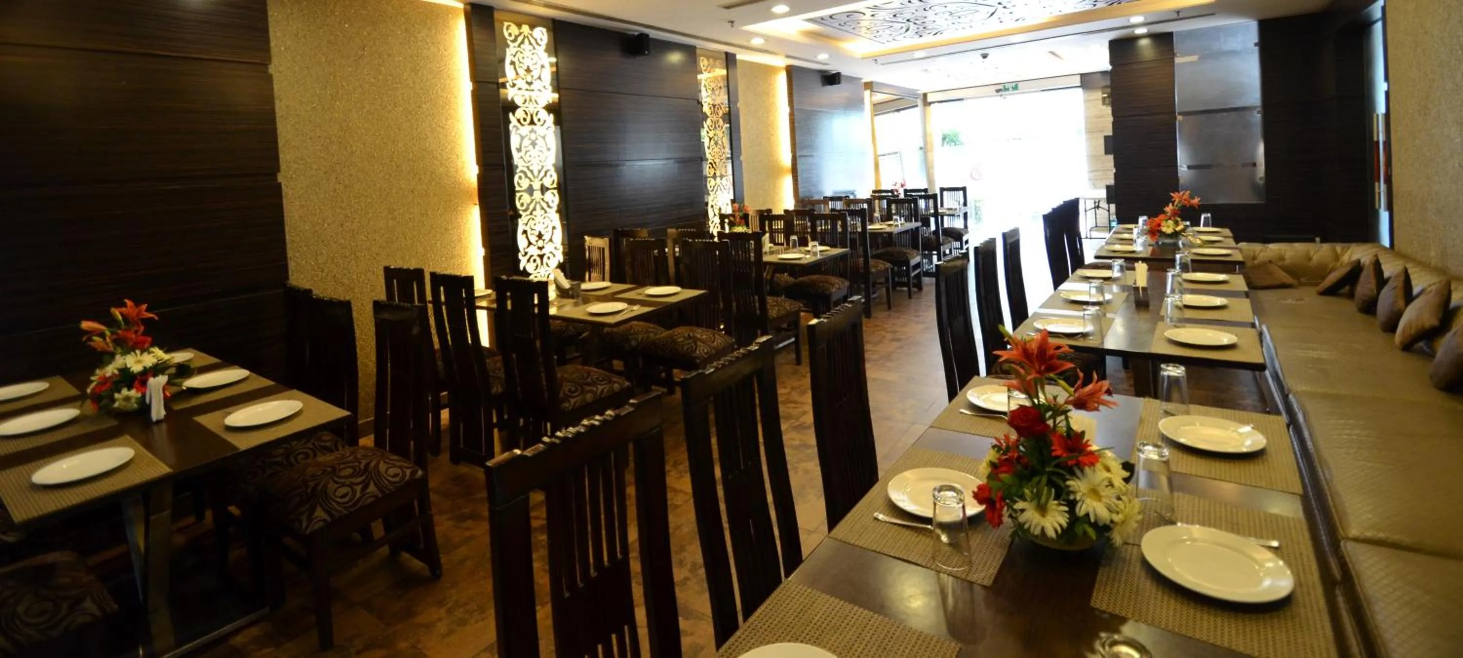 Restaurant/places to eat in Hotel Metro View