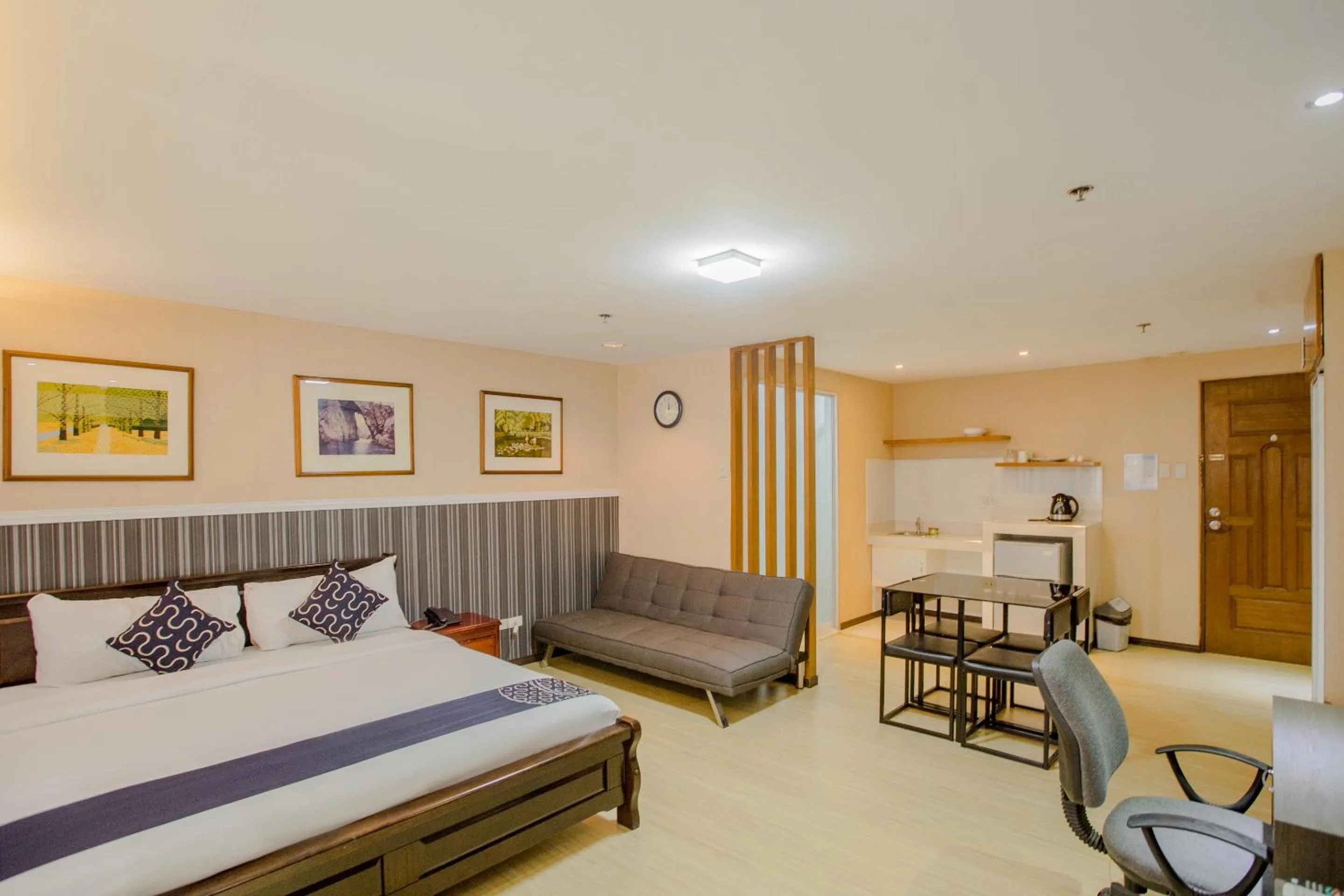 Photo of the whole room, Bed in Newgrange Condotel