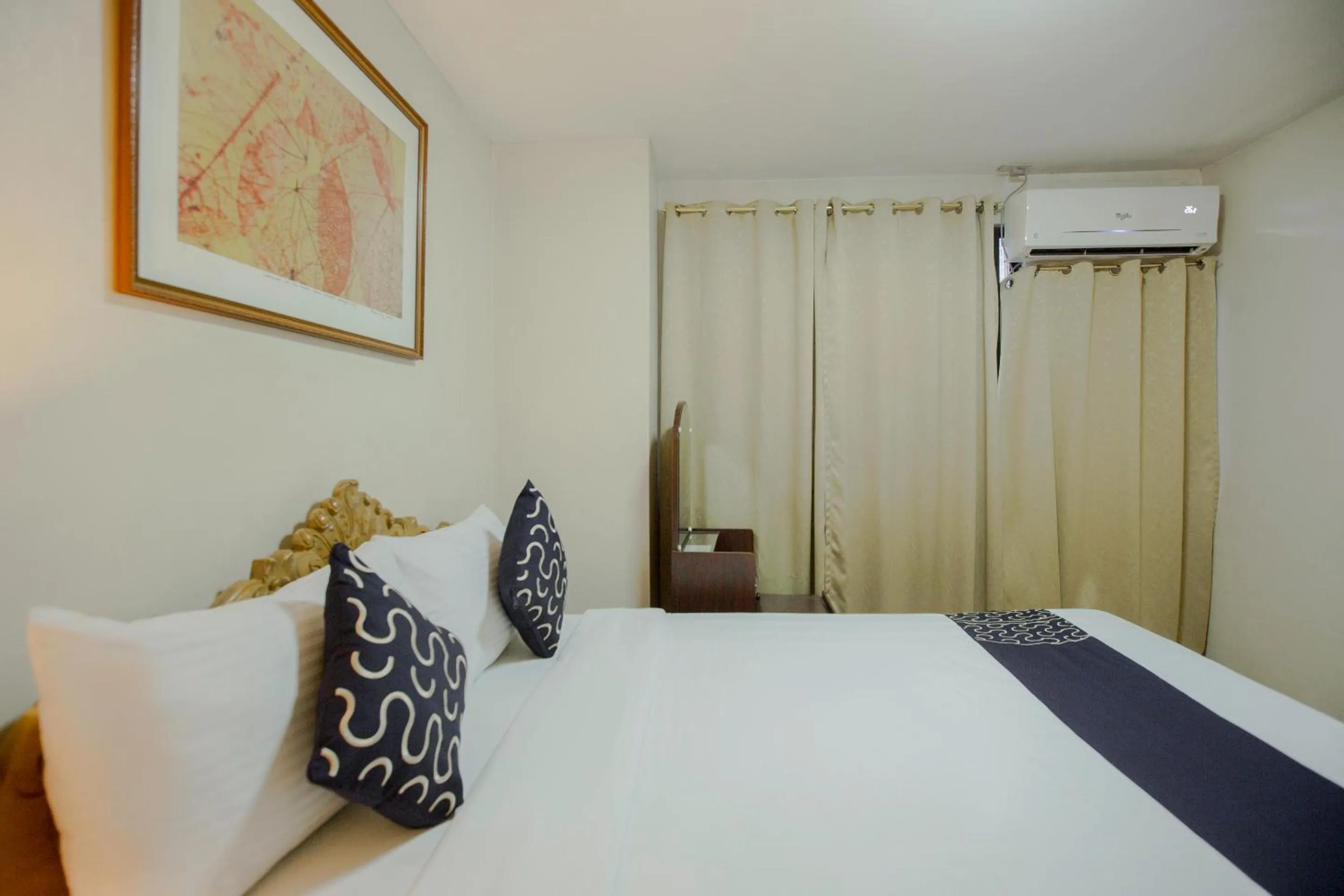 Photo of the whole room, Bed in Newgrange Condotel