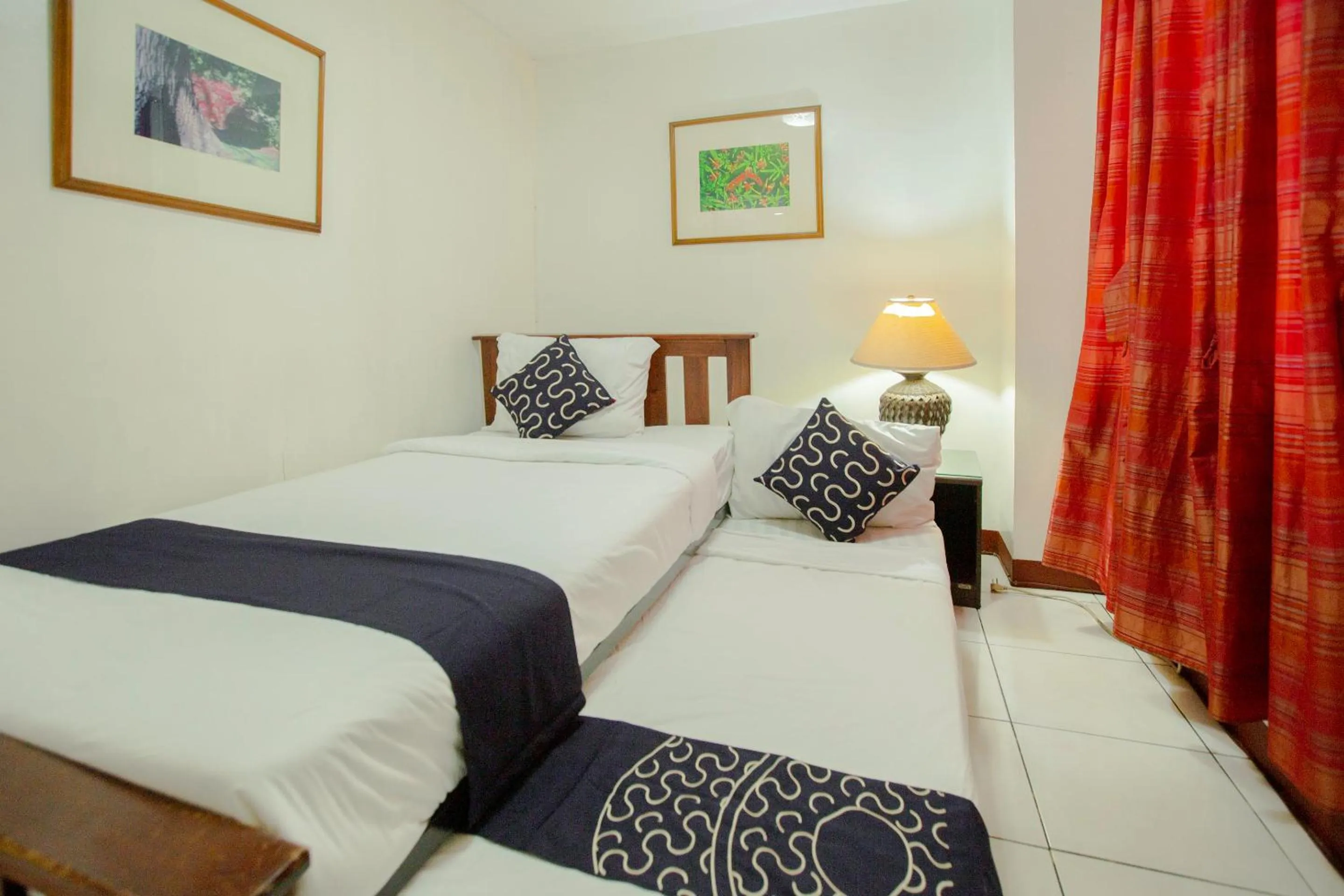 Photo of the whole room, Bed in Newgrange Condotel