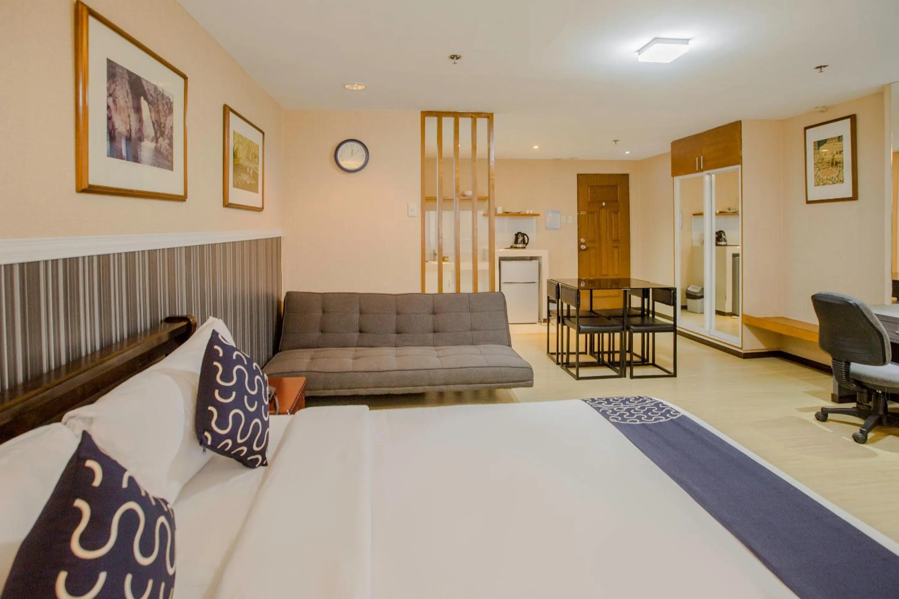 Photo of the whole room, Bed in Newgrange Condotel