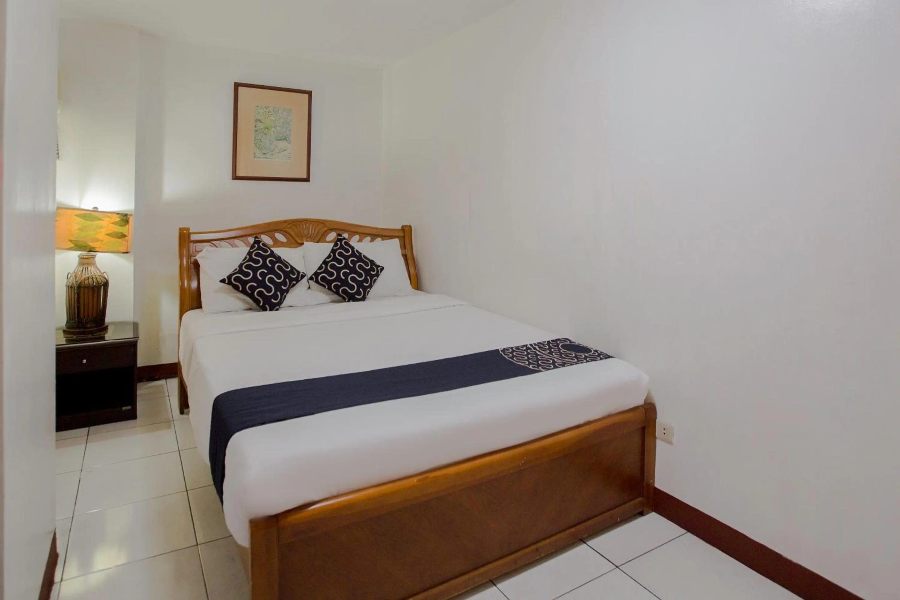 Photo of the whole room, Bed in Newgrange Condotel