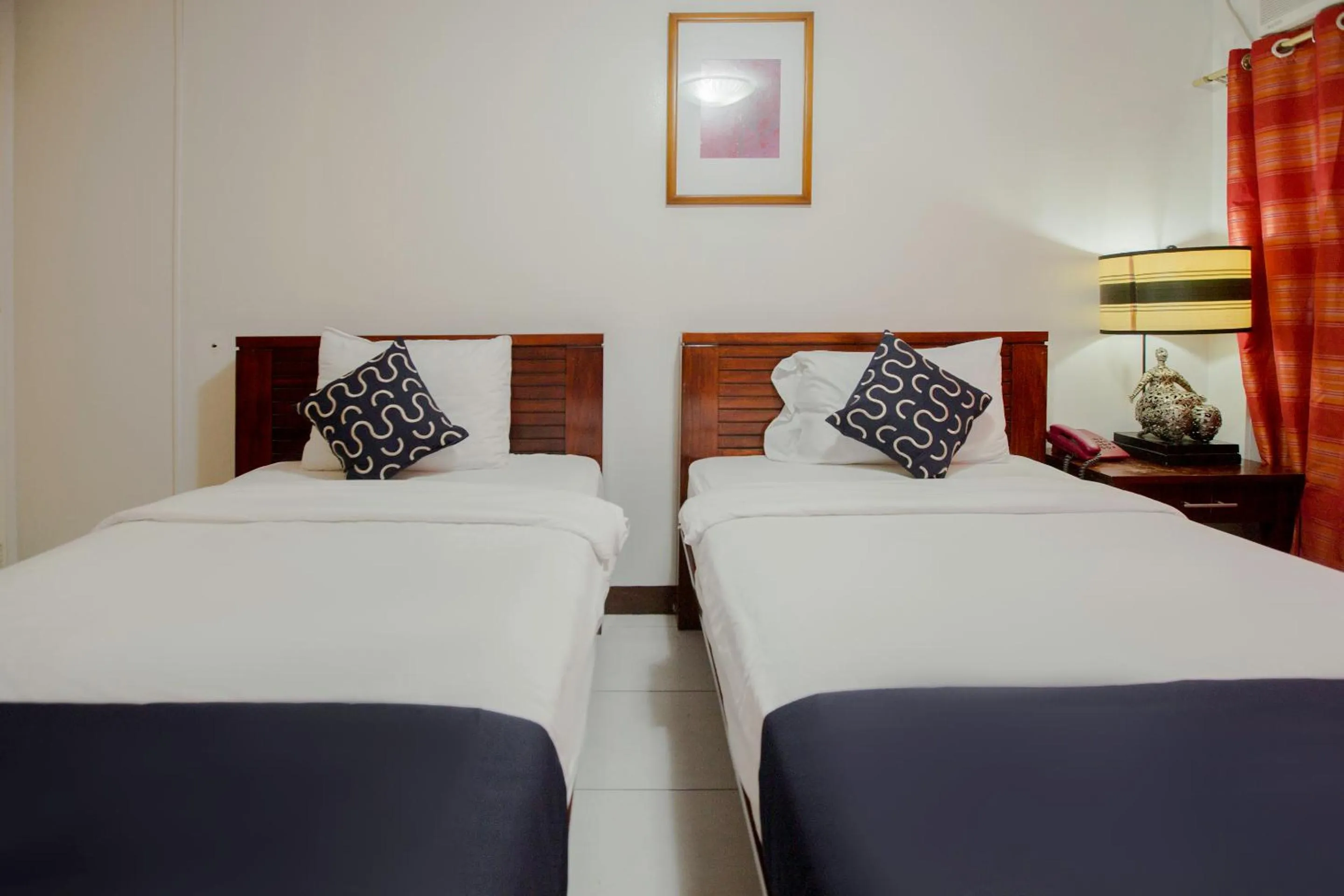 Photo of the whole room, Bed in Newgrange Condotel