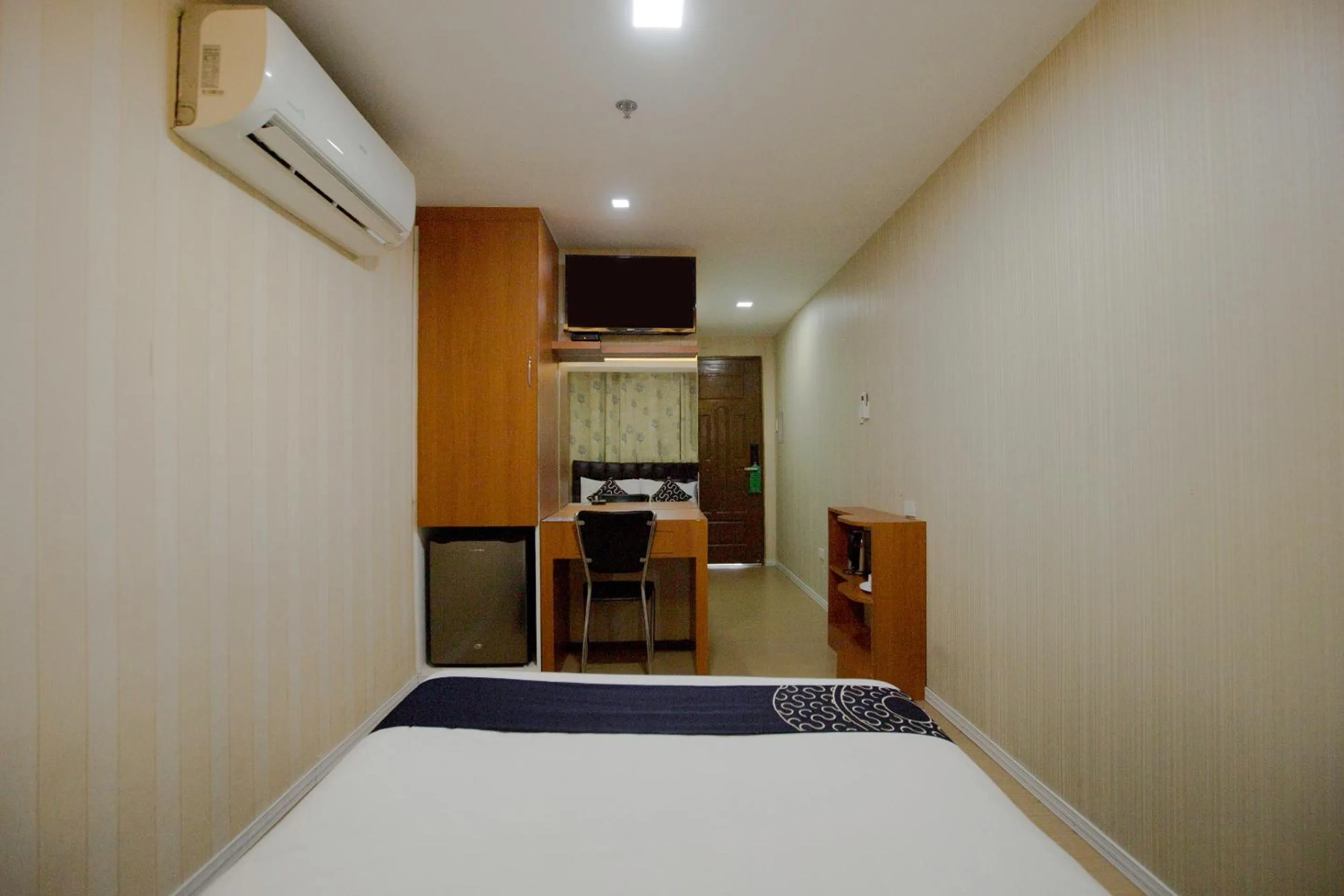 Photo of the whole room, Bed in Newgrange Condotel