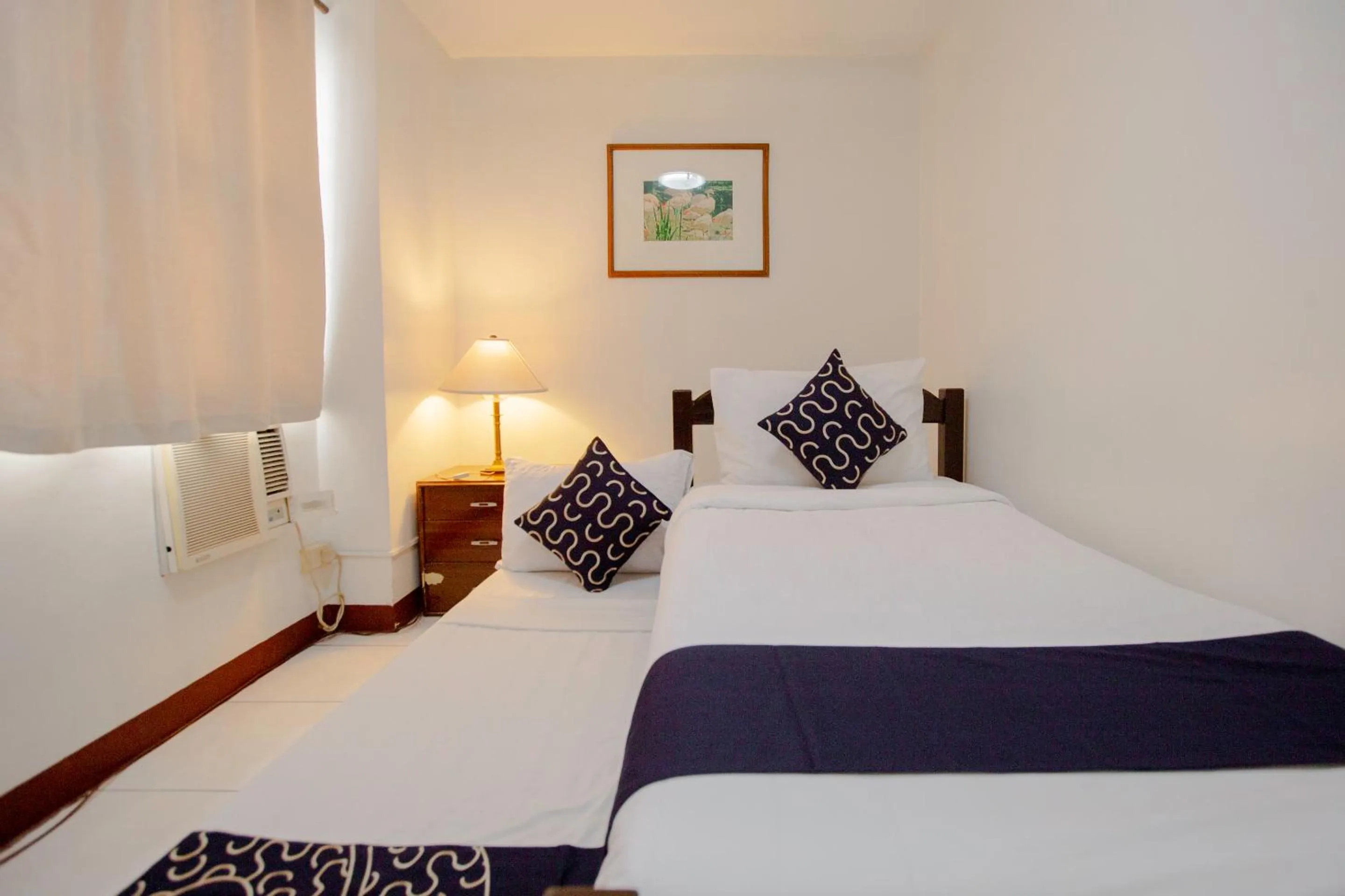 Photo of the whole room, Bed in Newgrange Condotel