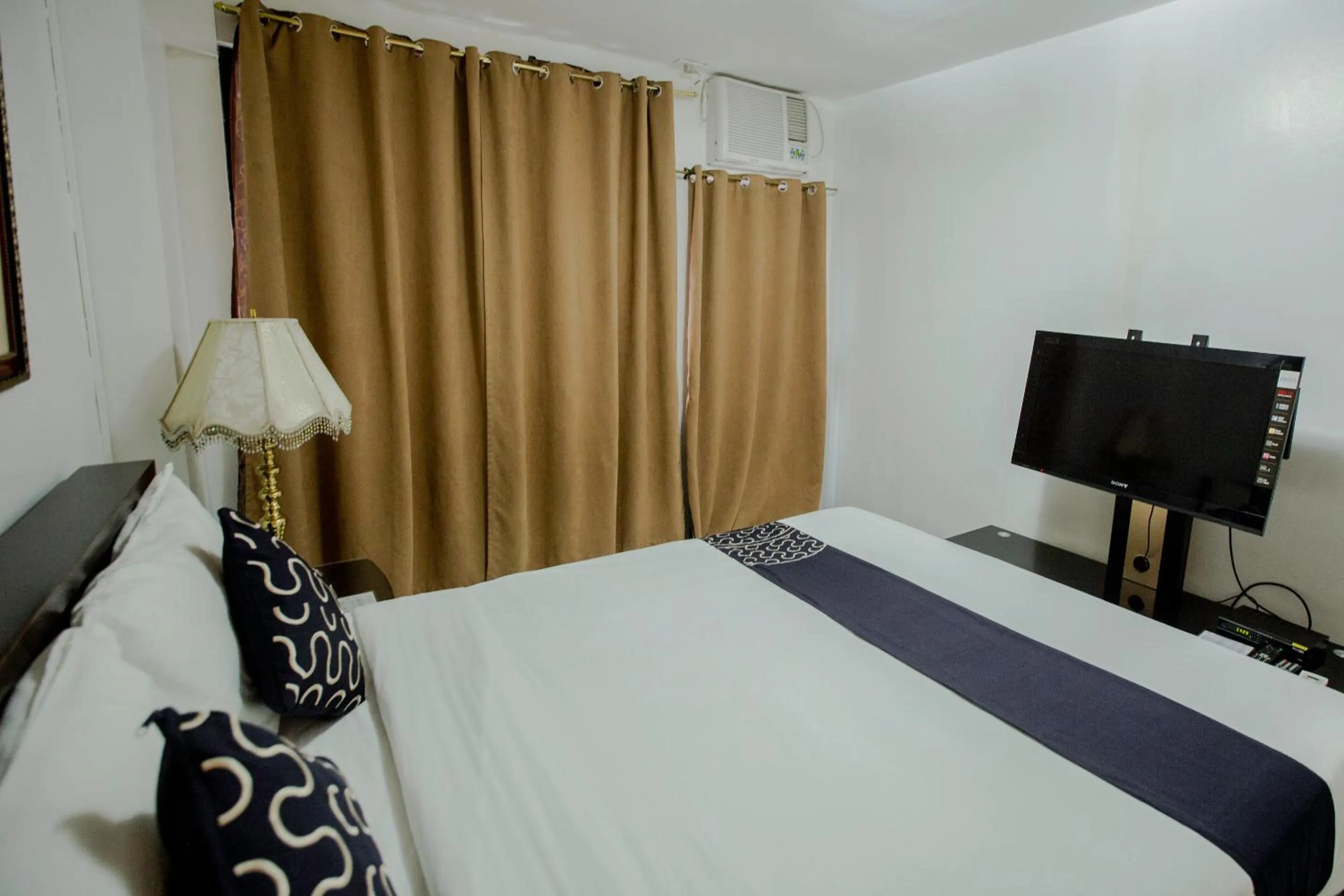 Photo of the whole room, Bed in Newgrange Condotel