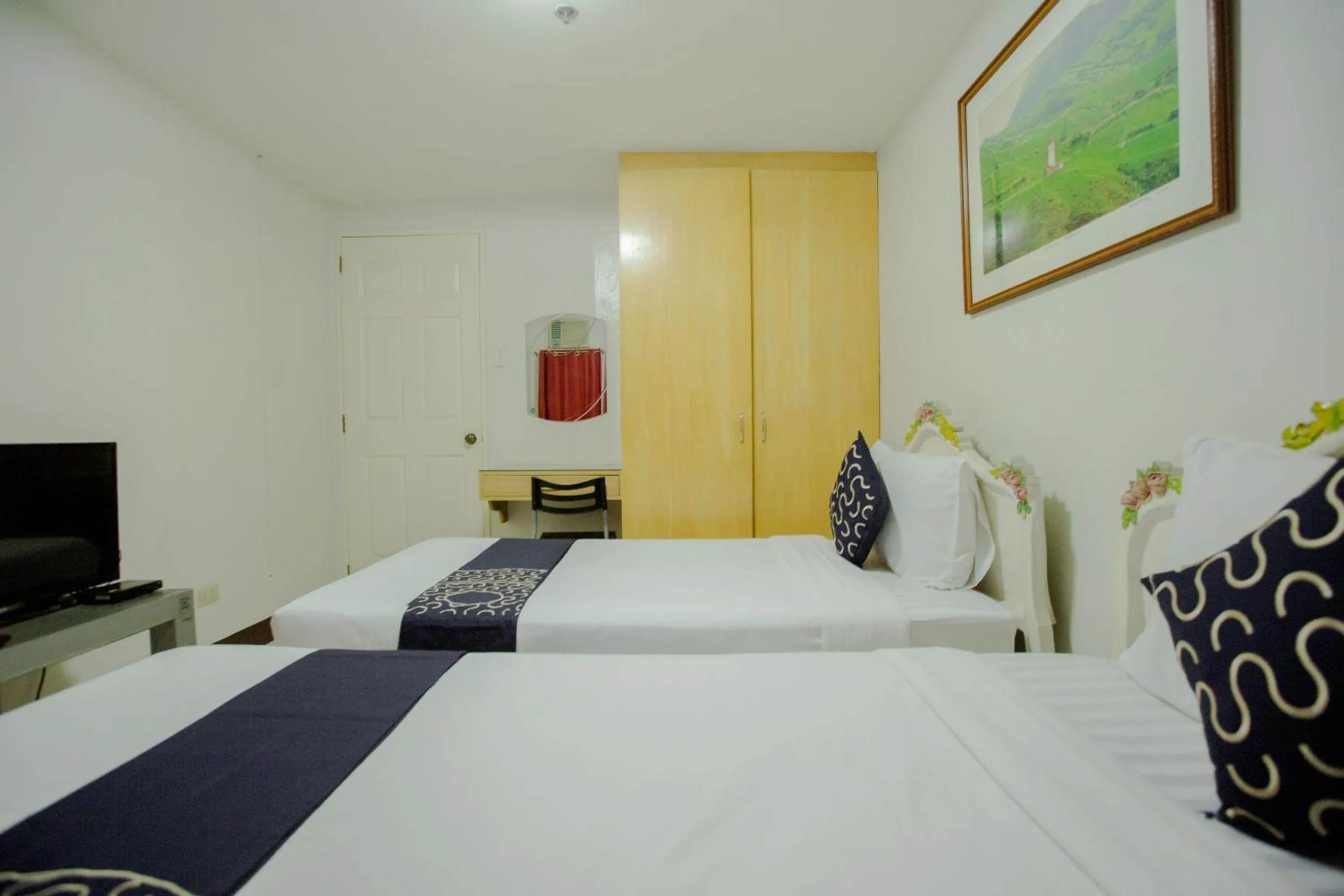 Photo of the whole room, Bed in Newgrange Condotel