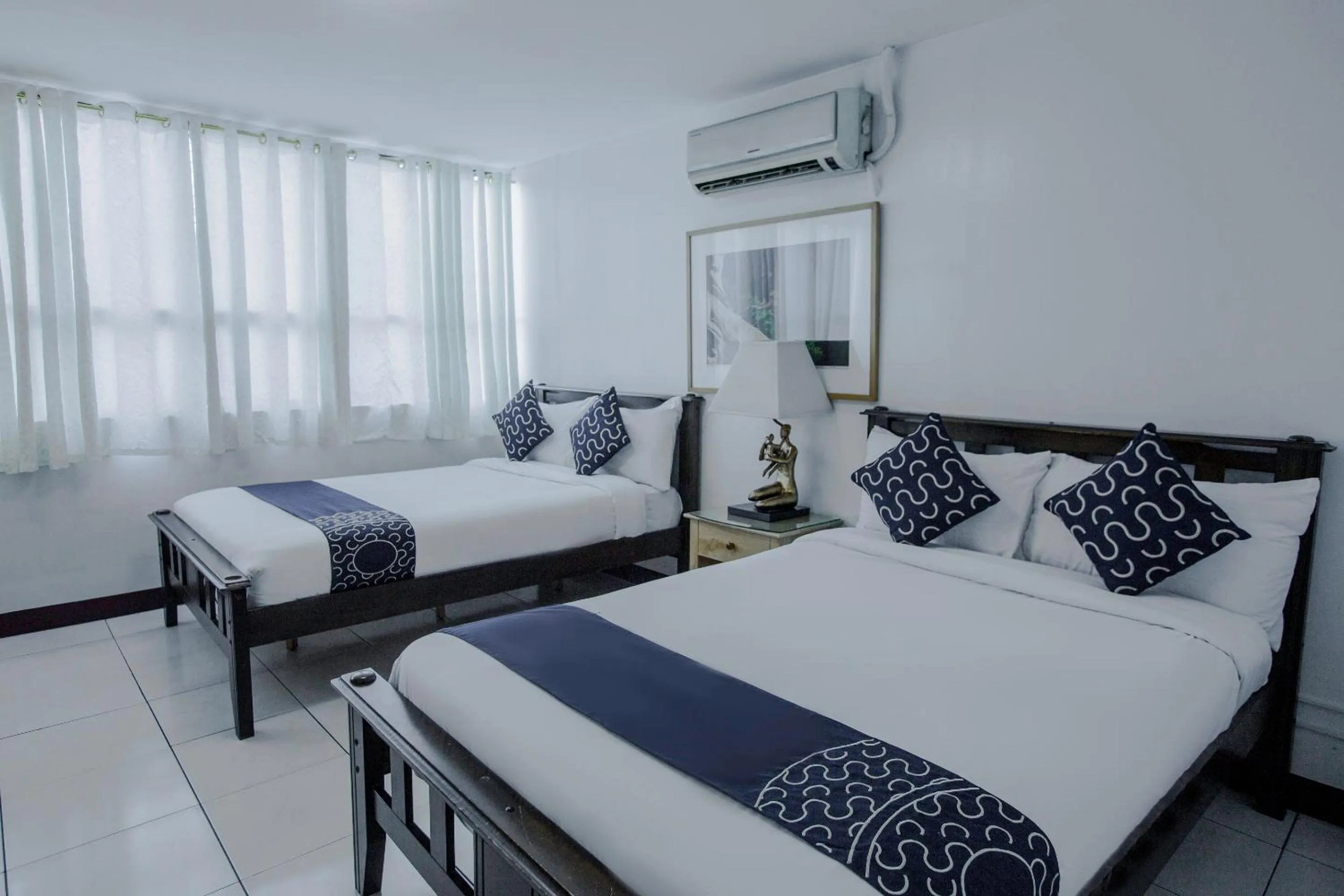 Photo of the whole room, Bed in Newgrange Condotel