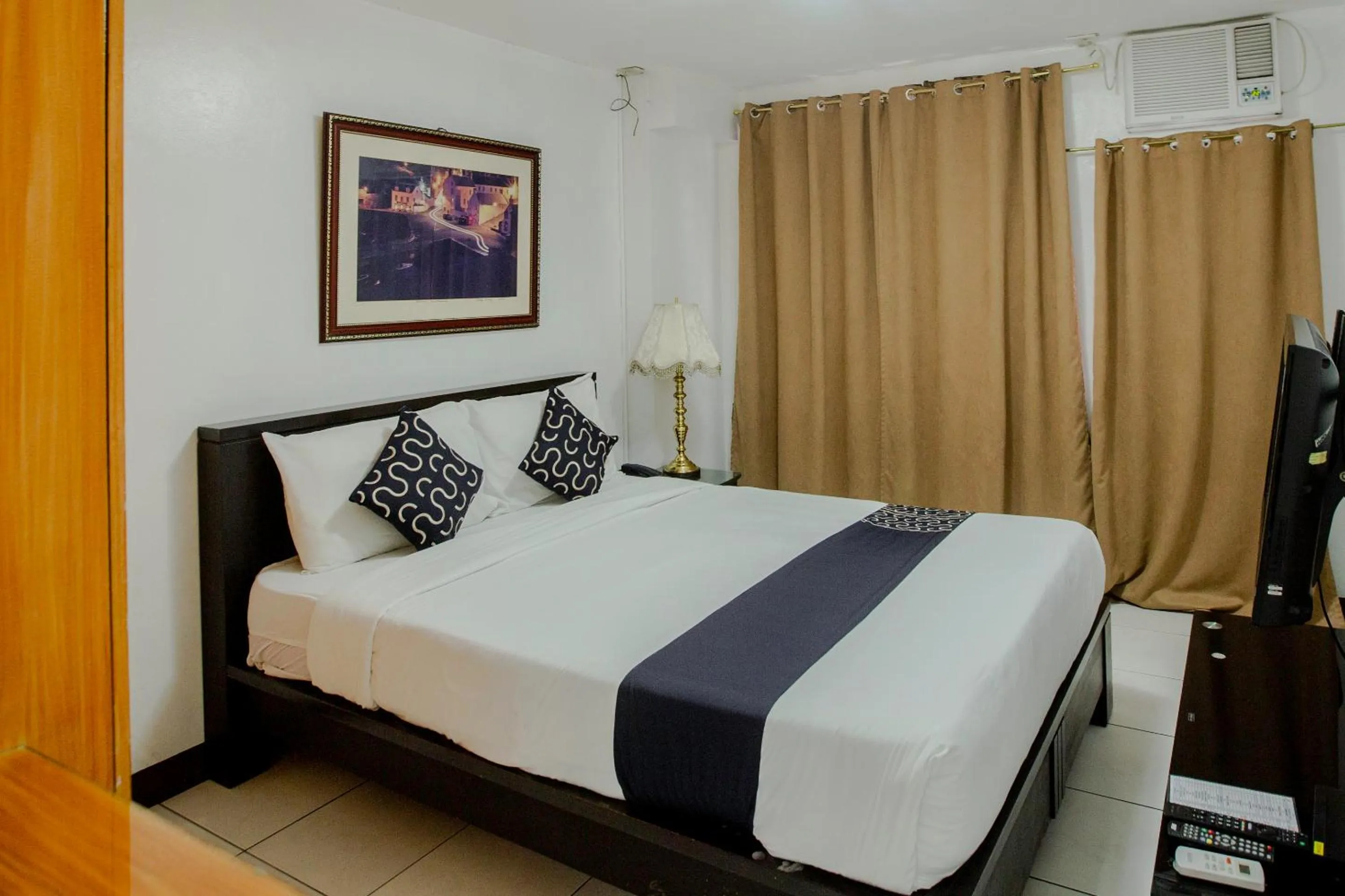 Photo of the whole room, Bed in Newgrange Condotel