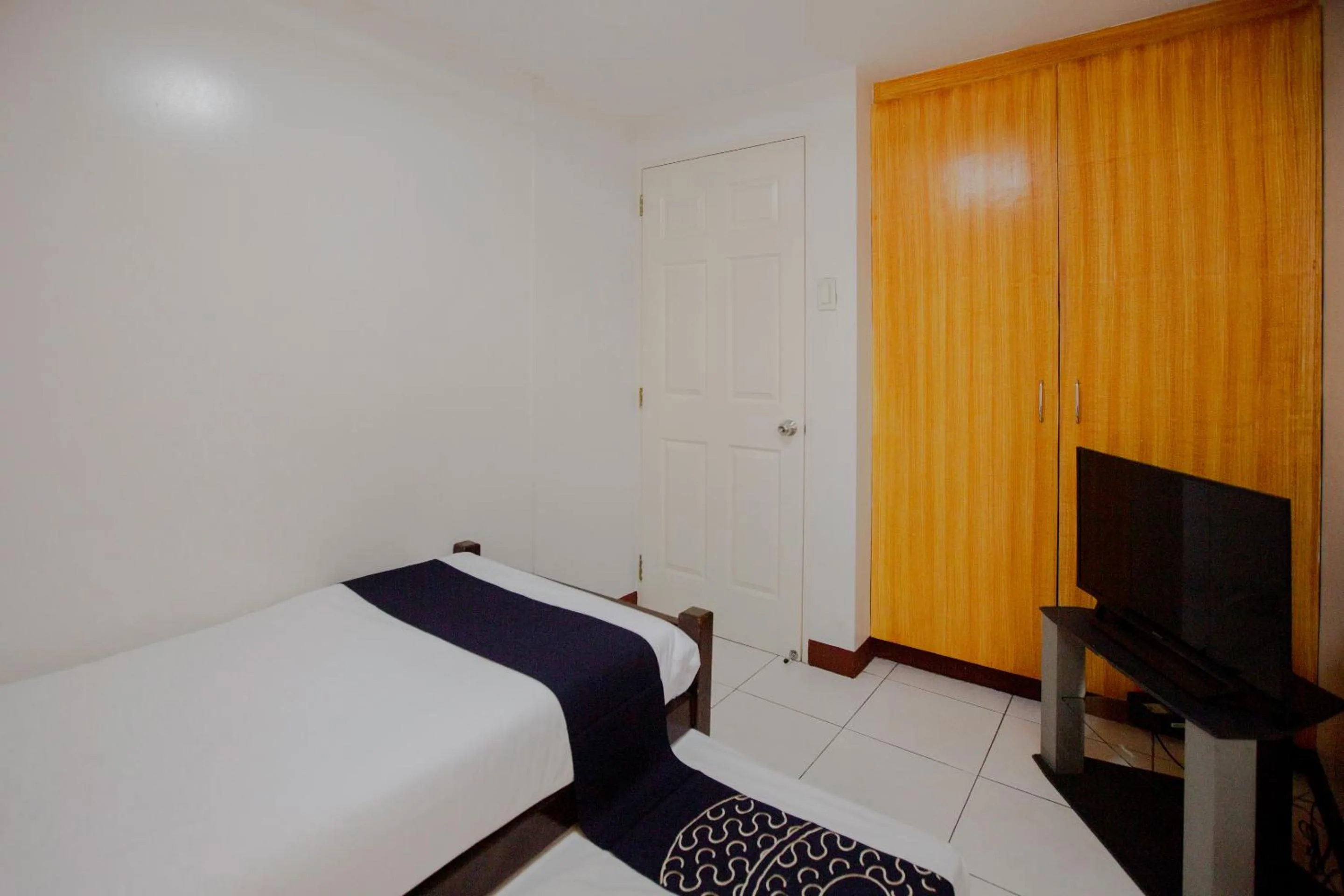 Photo of the whole room, Bed in Newgrange Condotel