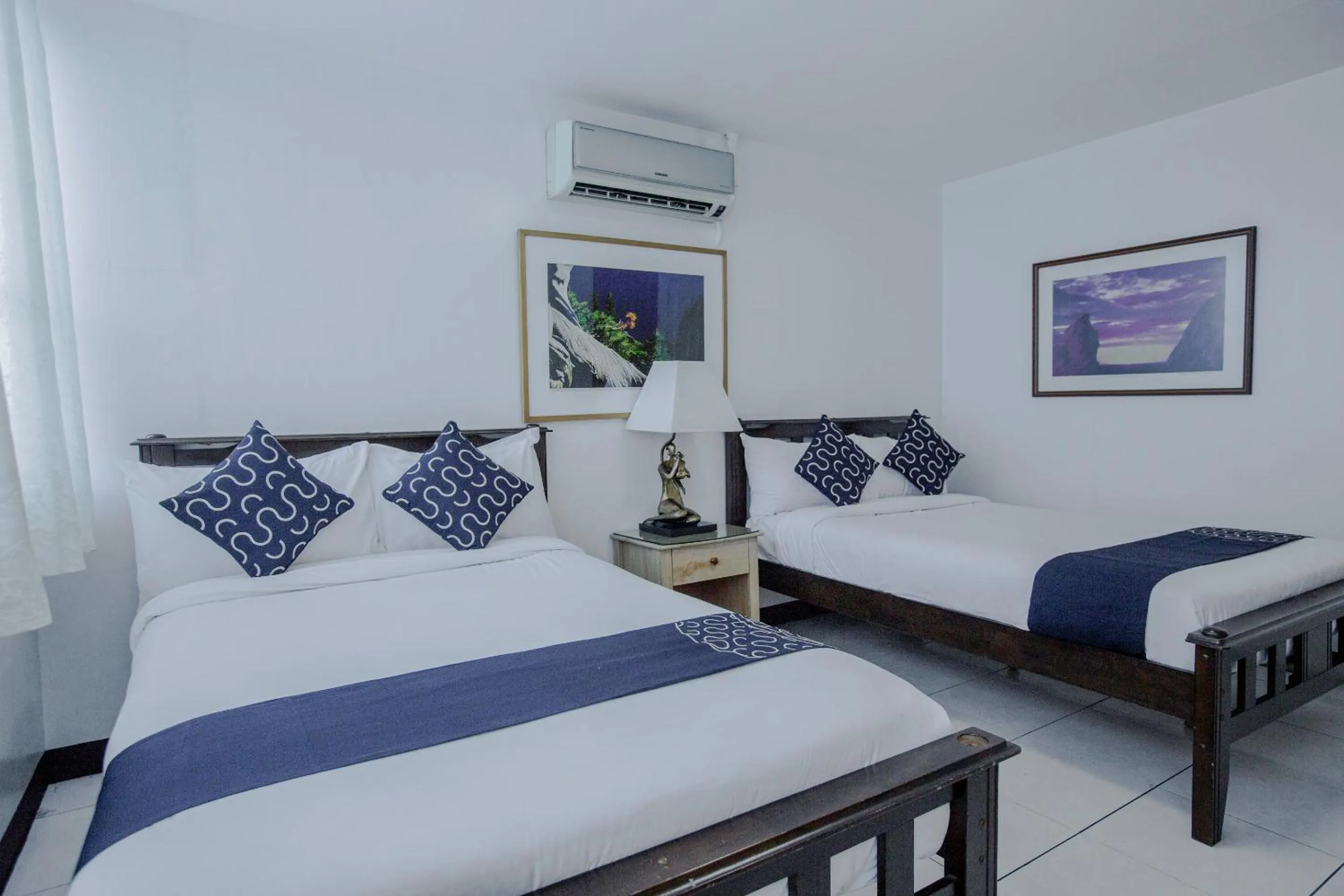 Photo of the whole room, Bed in Newgrange Condotel