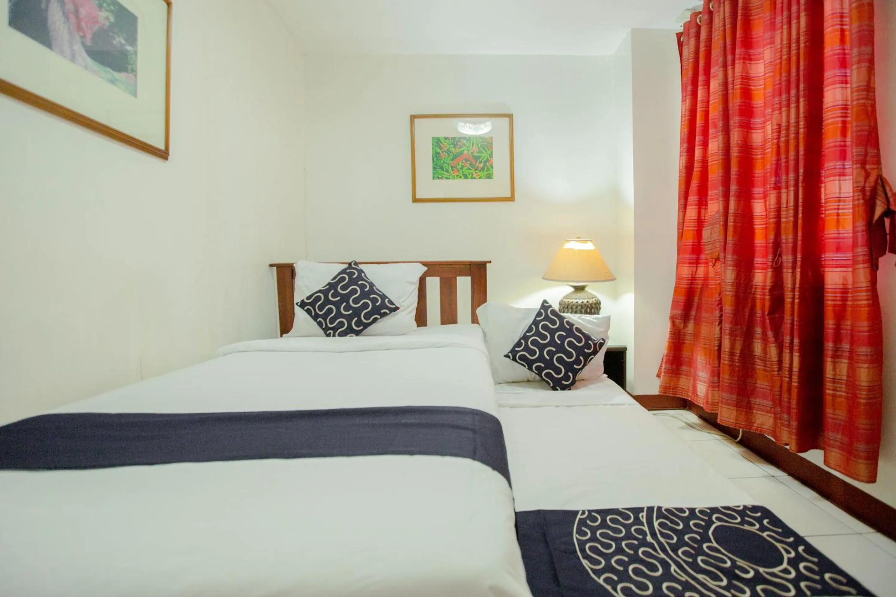 Photo of the whole room, Bed in Newgrange Condotel