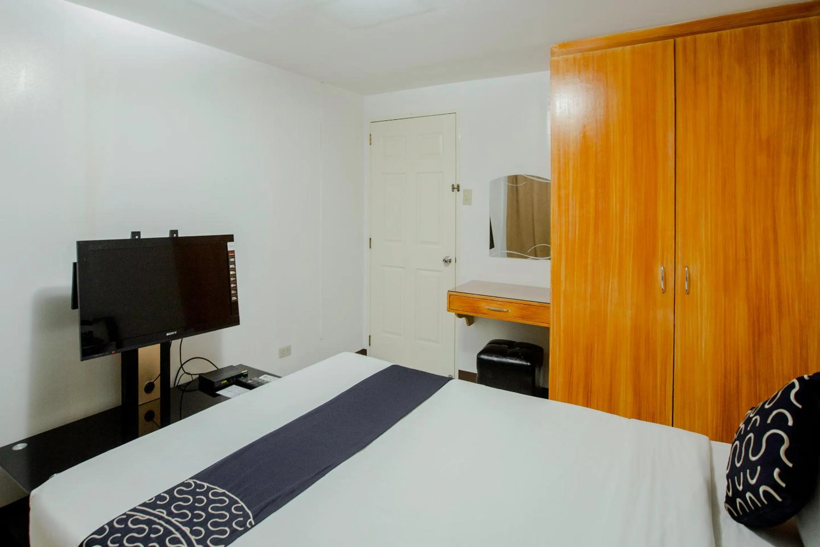 Photo of the whole room, Bed in Newgrange Condotel