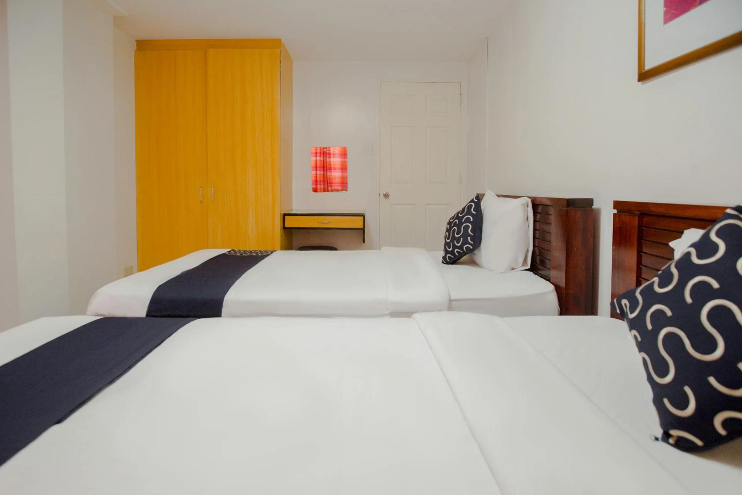 Photo of the whole room, Bed in Newgrange Condotel