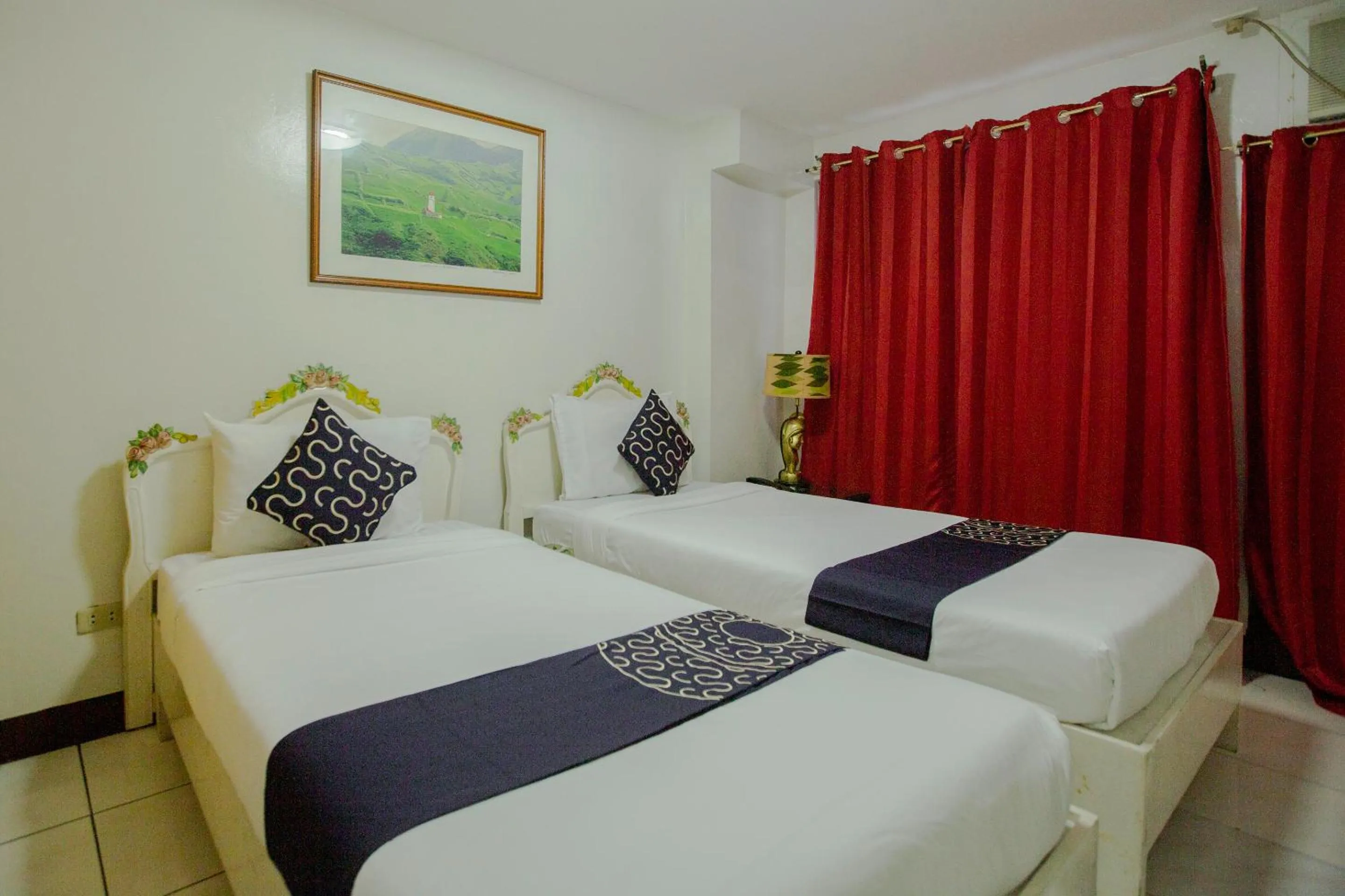 Photo of the whole room, Bed in Newgrange Condotel