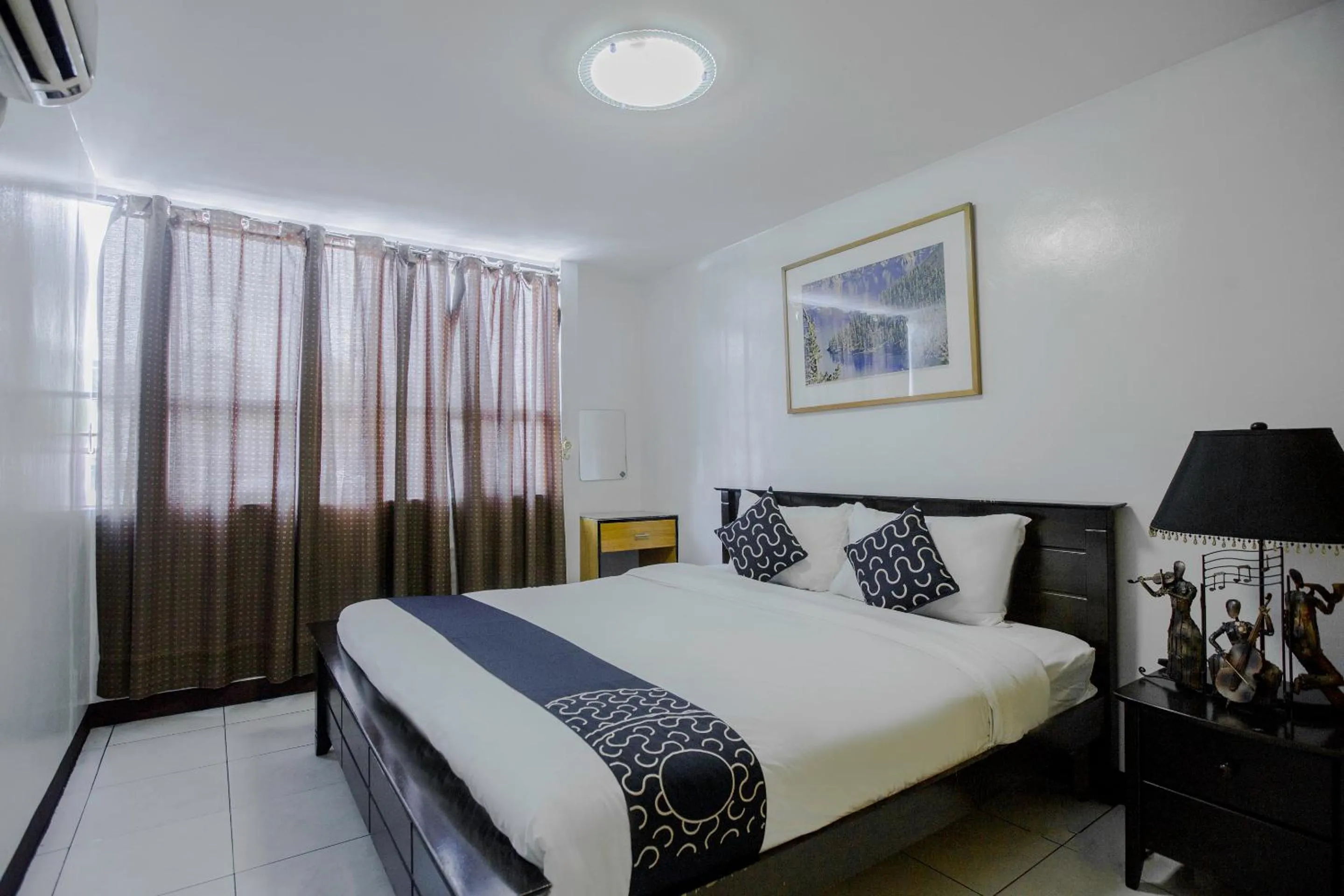 Photo of the whole room, Bed in Newgrange Condotel