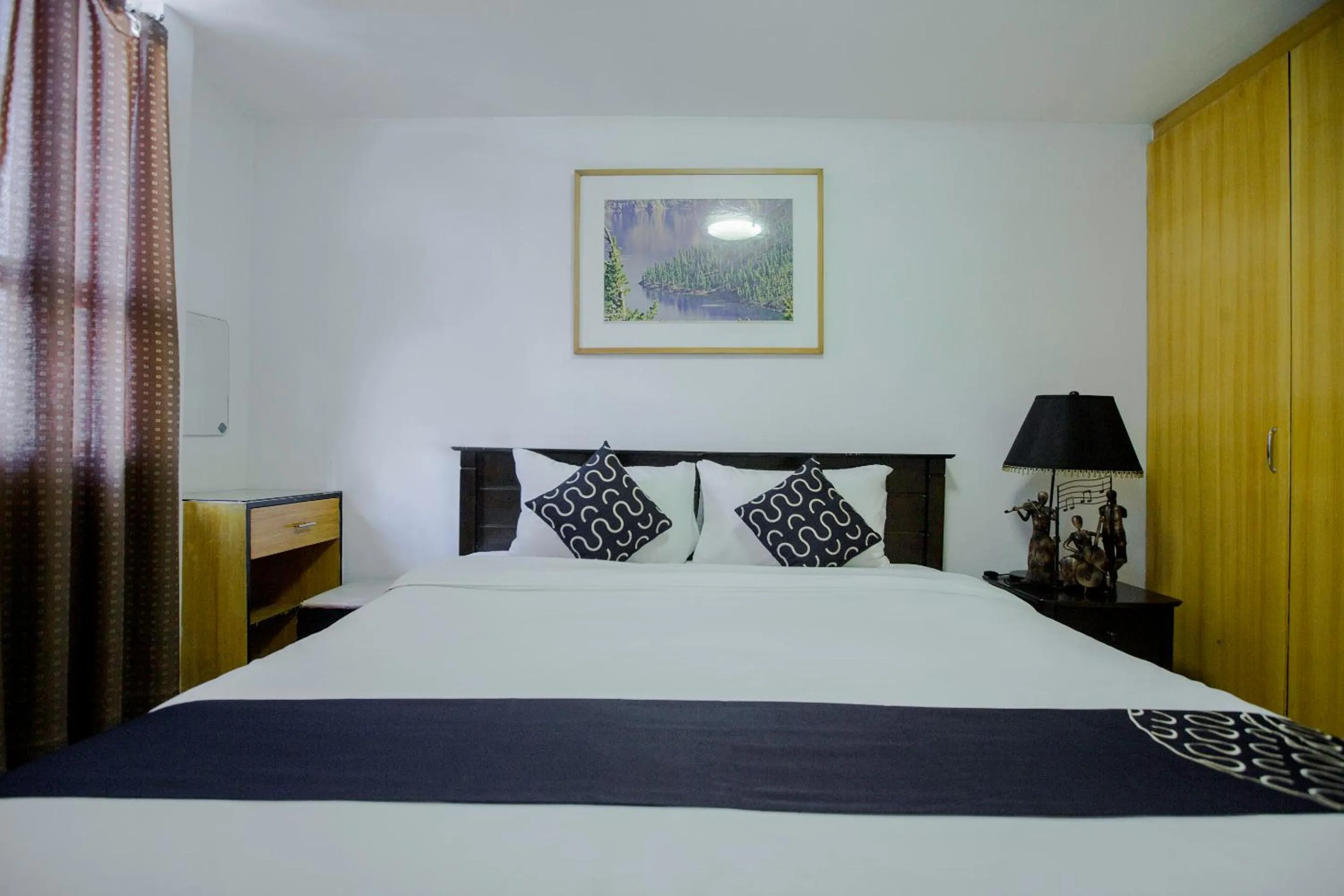 Photo of the whole room, Bed in Newgrange Condotel