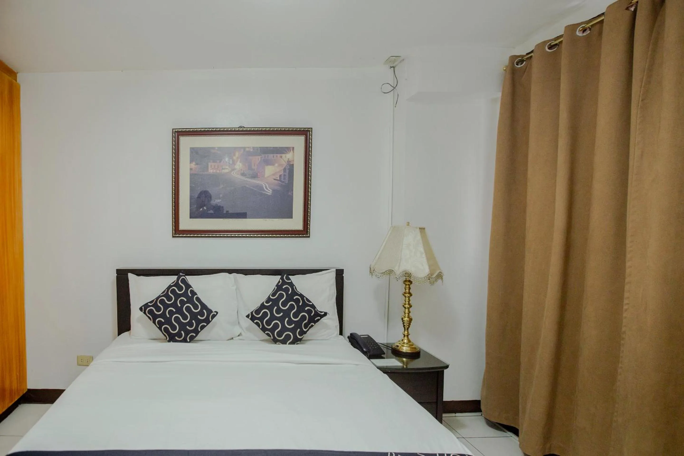 Photo of the whole room, Bed in Newgrange Condotel