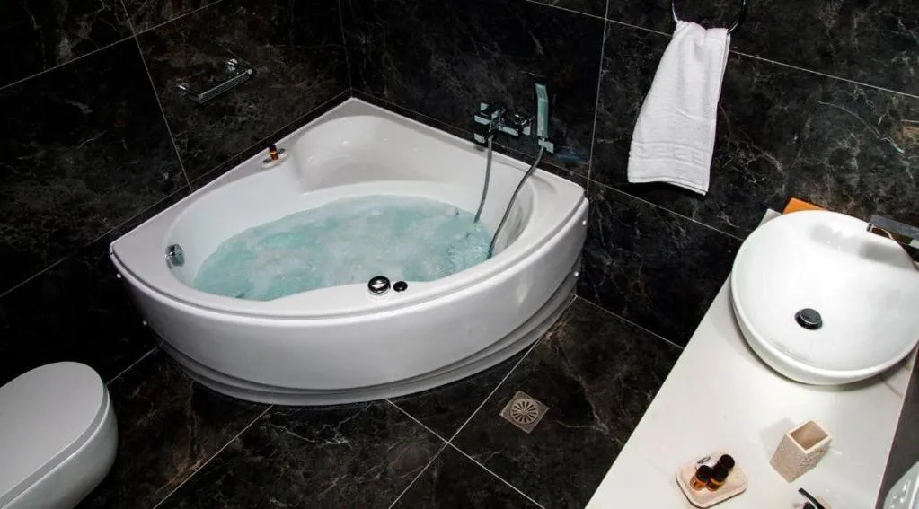 Hot Tub in Hotel Thissio