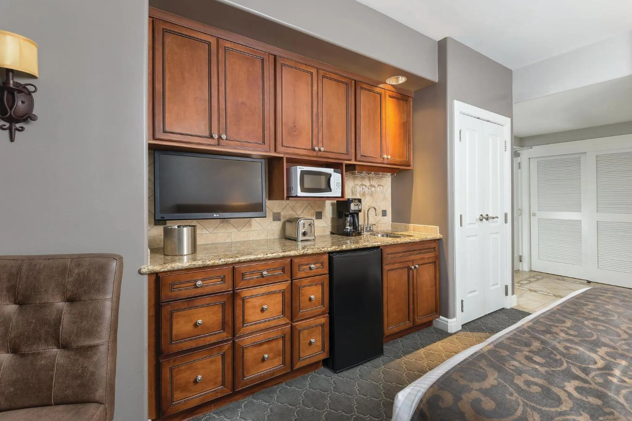 Kitchen or kitchenette, Bed in Vino Bello Resort
