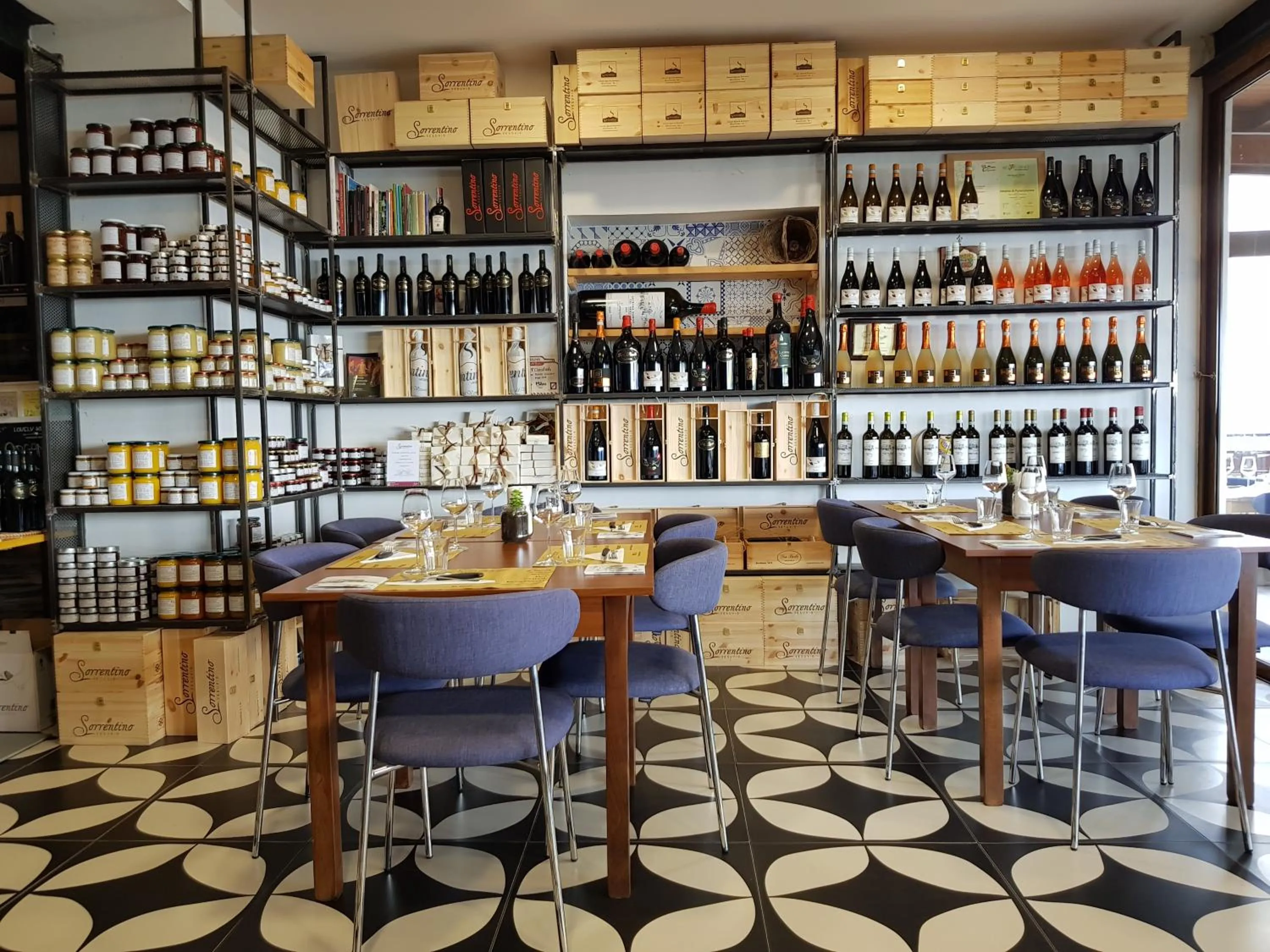 Restaurant/places to eat in Vesuvio Inn Bed & Wine Experience