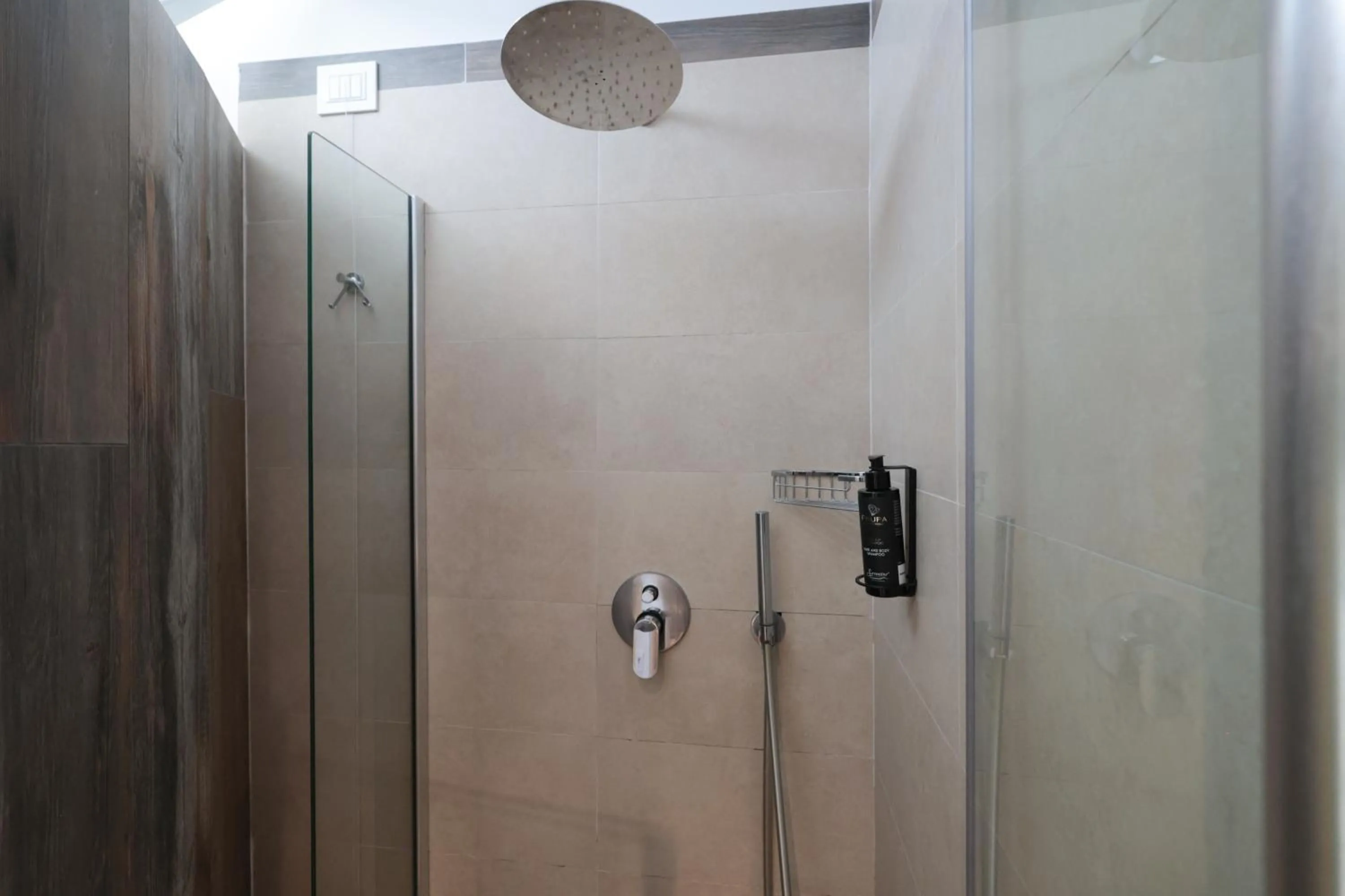 Shower in Vesuvio Inn Bed & Wine Experience