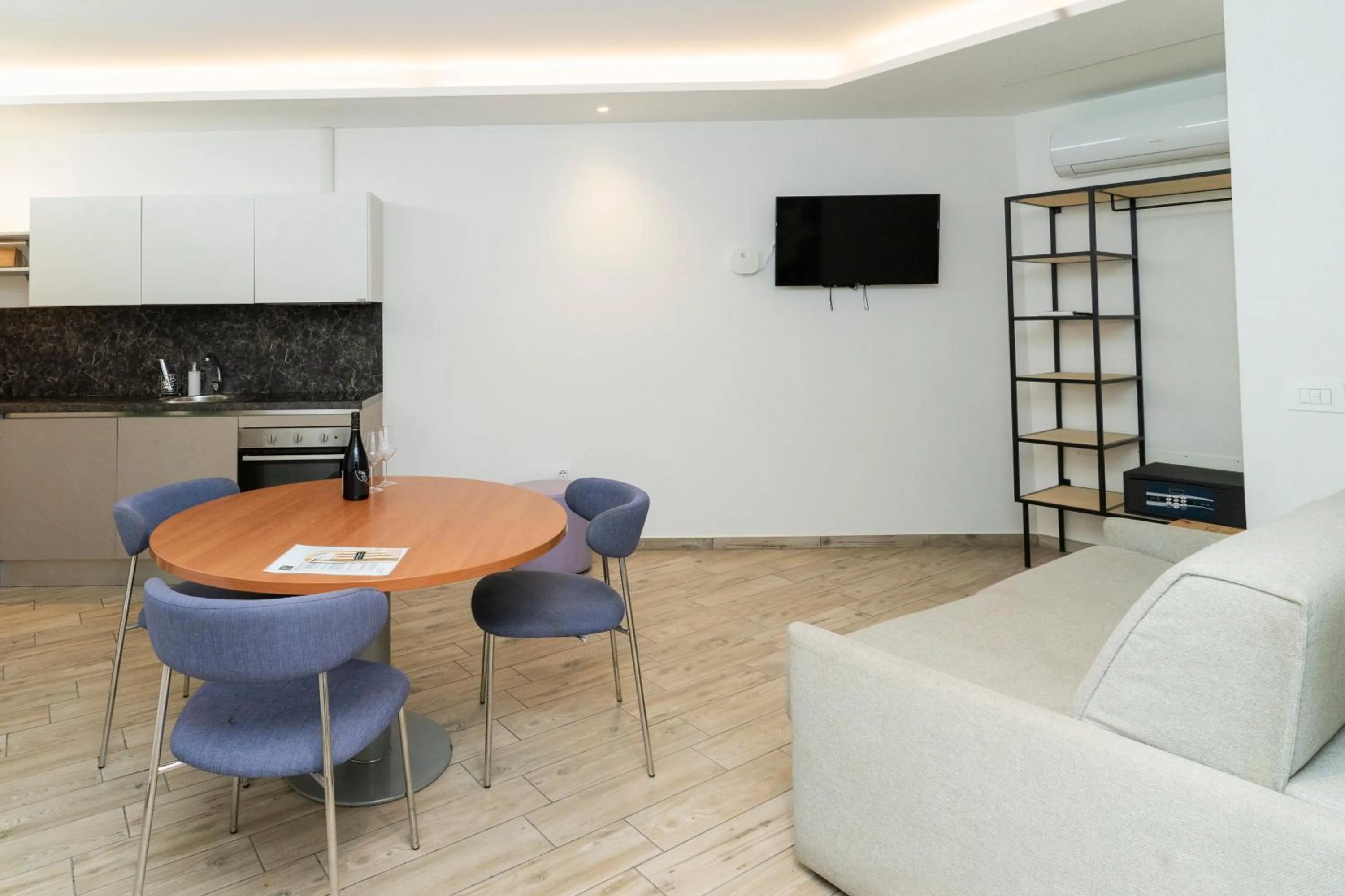 TV and multimedia in Vesuvio Inn Bed & Wine Experience