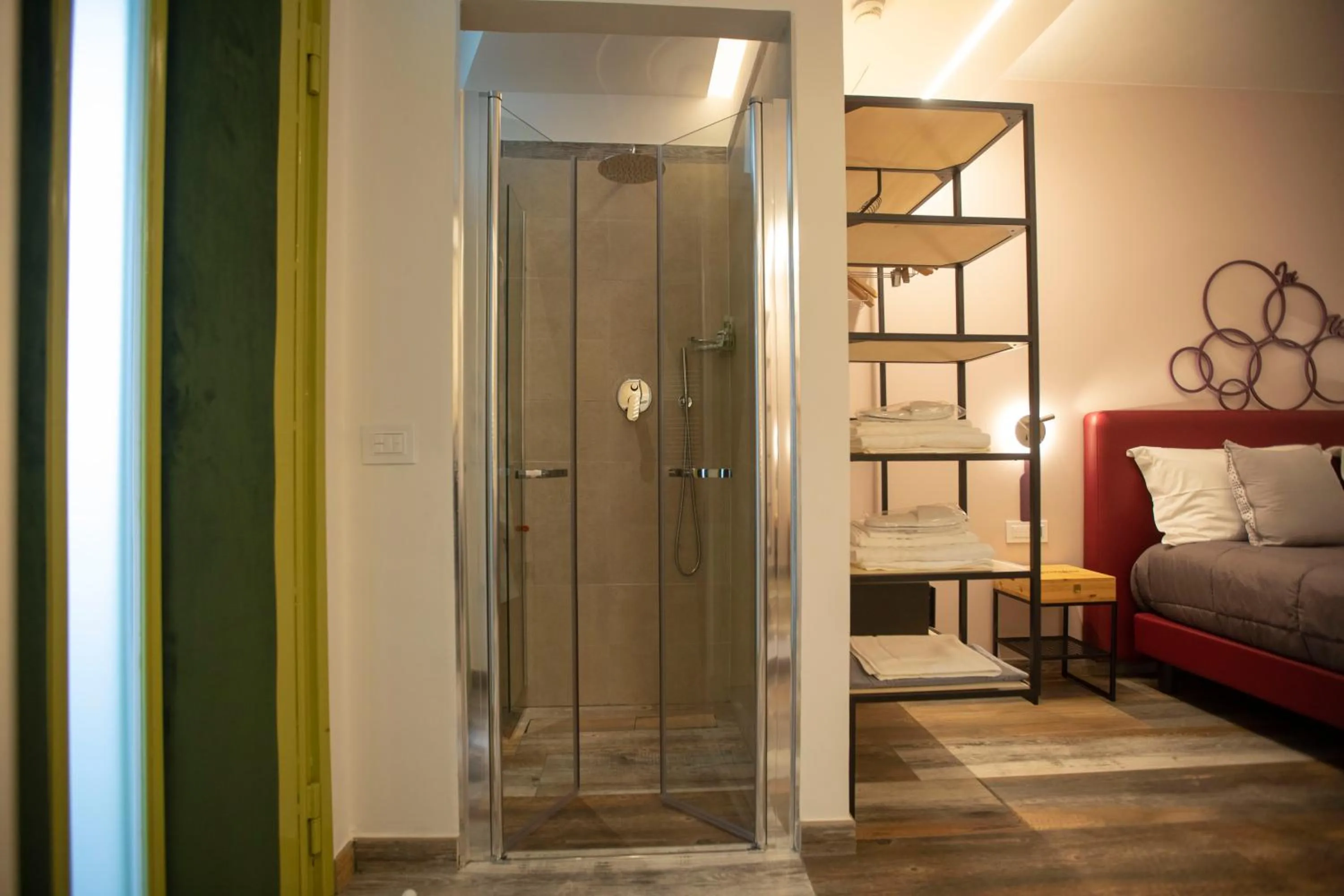 Shower, Bed in Vesuvio Inn Bed & Wine Experience