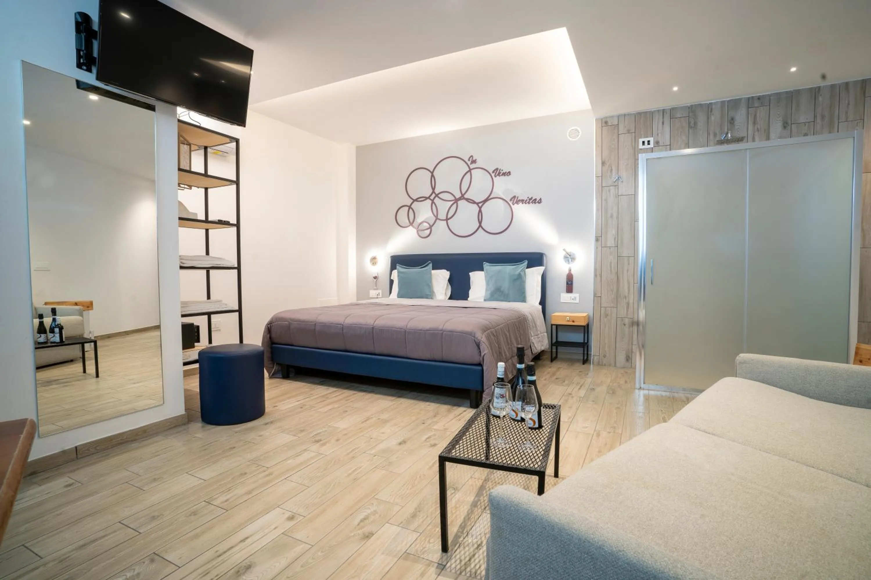 Shower, Bed in Vesuvio Inn Bed & Wine Experience