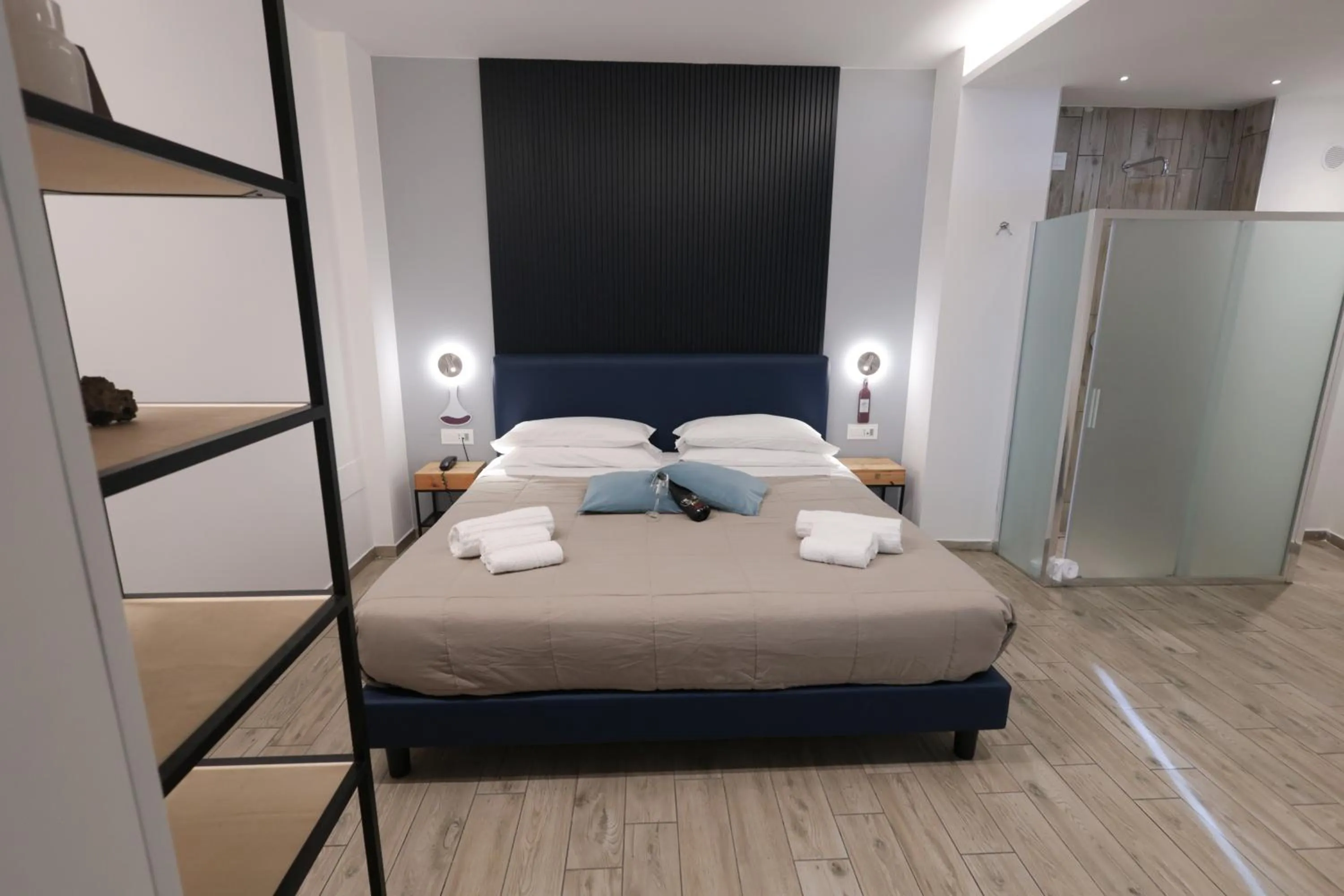 Shower, Bed in Vesuvio Inn Bed & Wine Experience