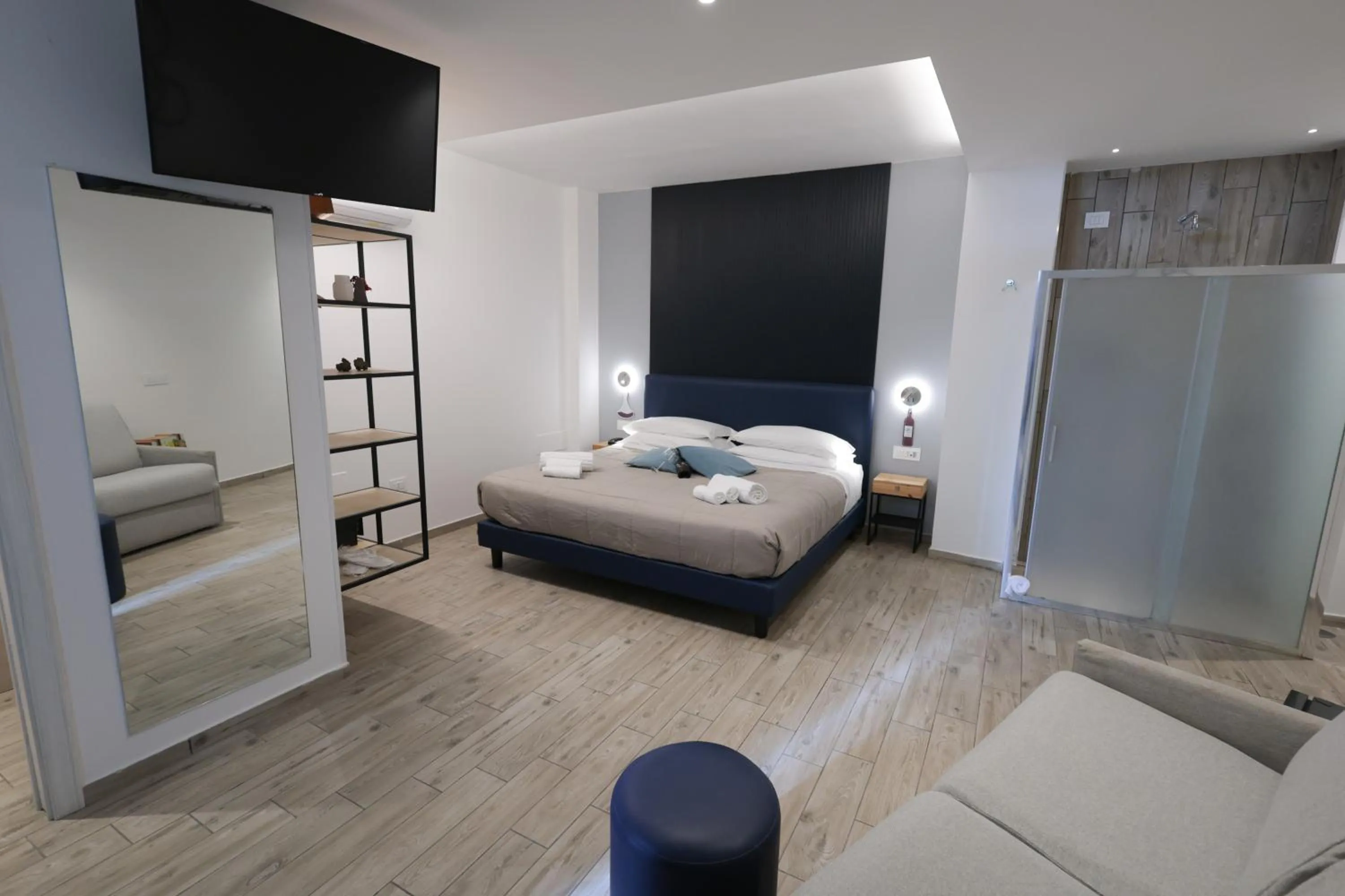 Shower, Bed in Vesuvio Inn Bed & Wine Experience