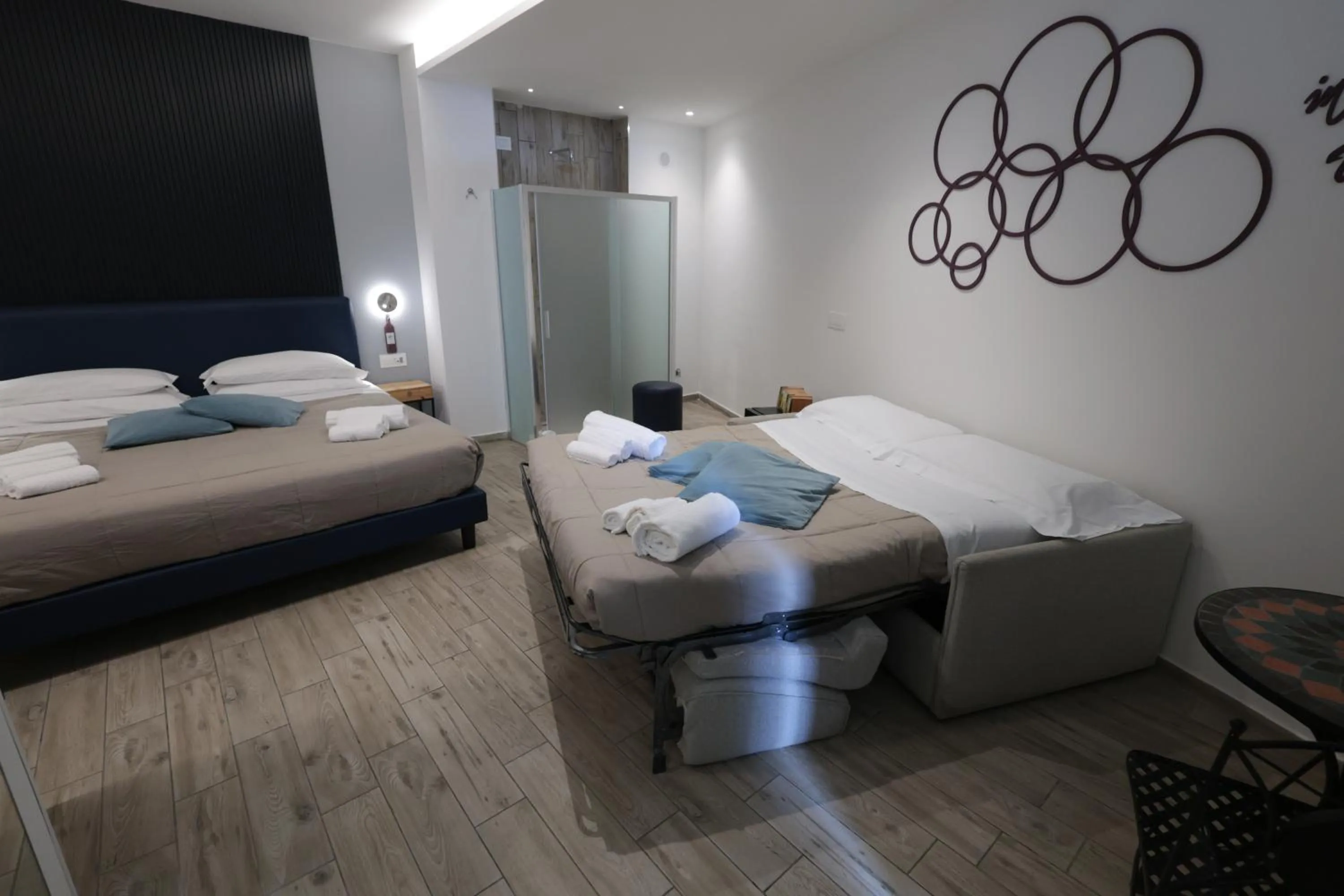 Shower, Bed in Vesuvio Inn Bed & Wine Experience