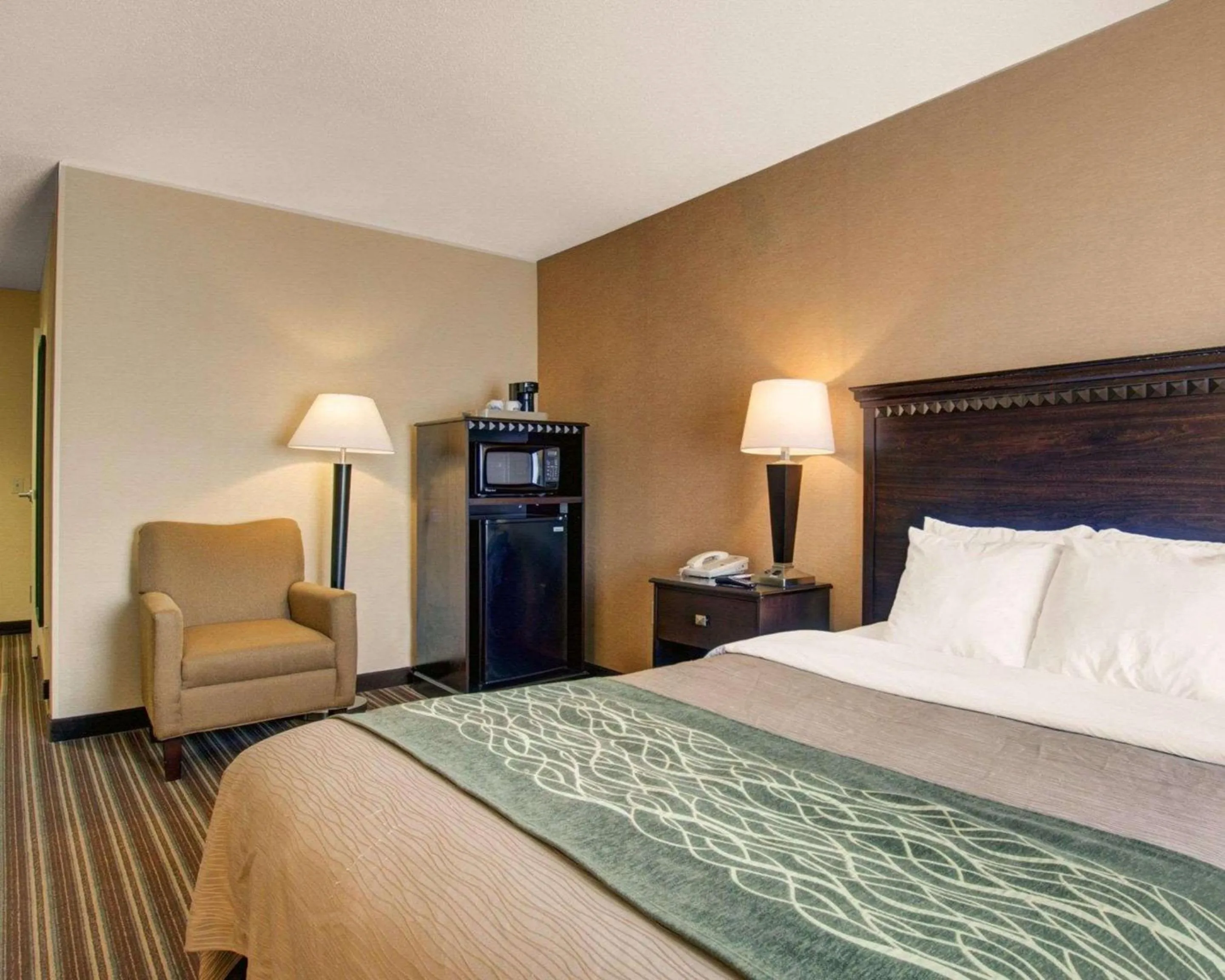 Queen Room - Accessible/Non-Smoking in The Inn At Woburn - Boston