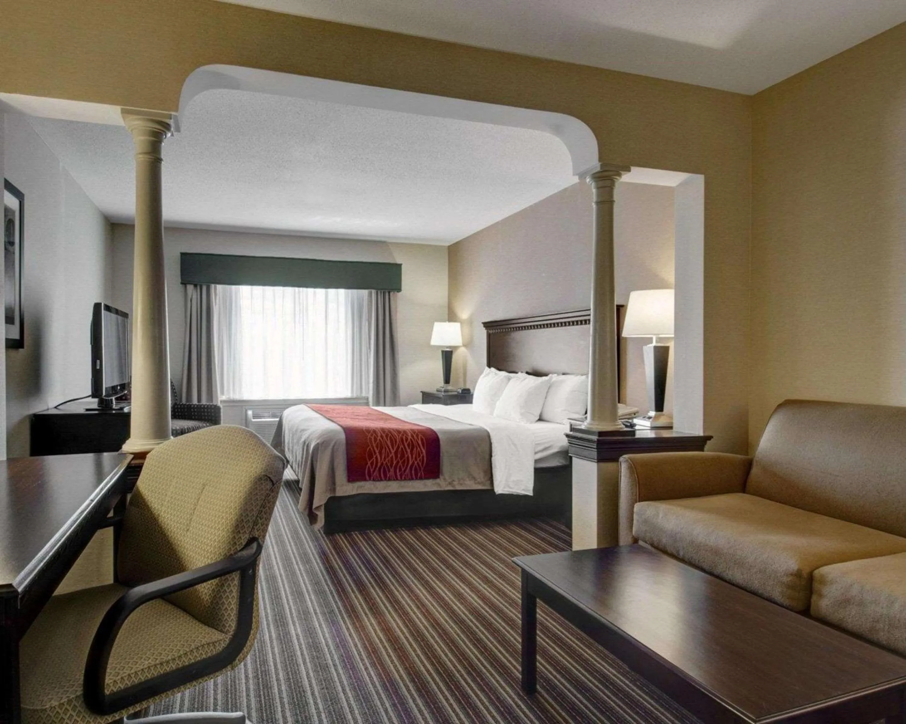 King Suite with Sofa Bed - Non-Smoking in The Inn At Woburn - Boston