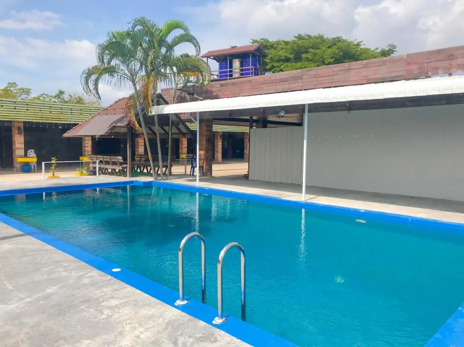 Swimming pool in Pooma Resort