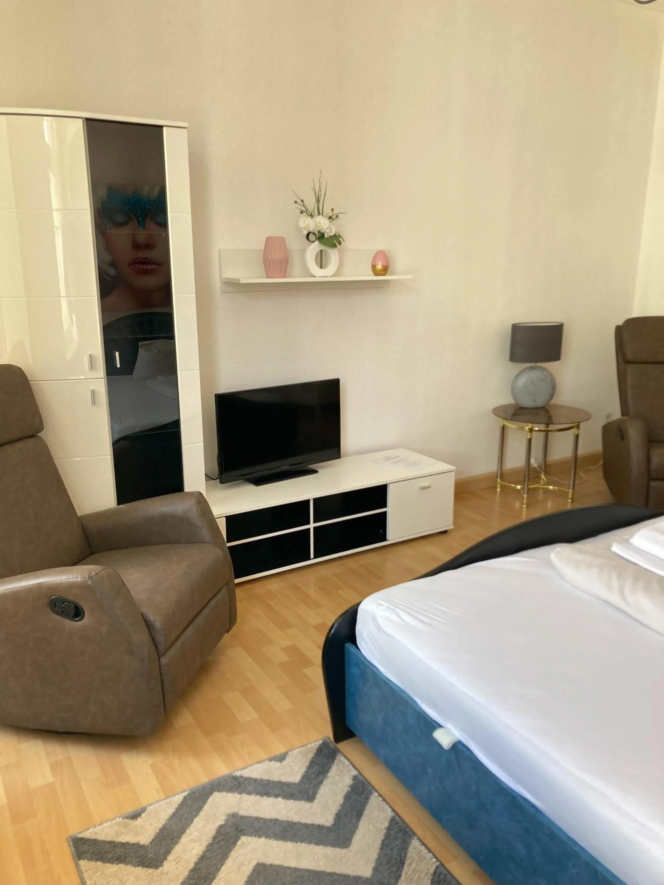 TV and multimedia, Bed in Mabri Apartments Plauen