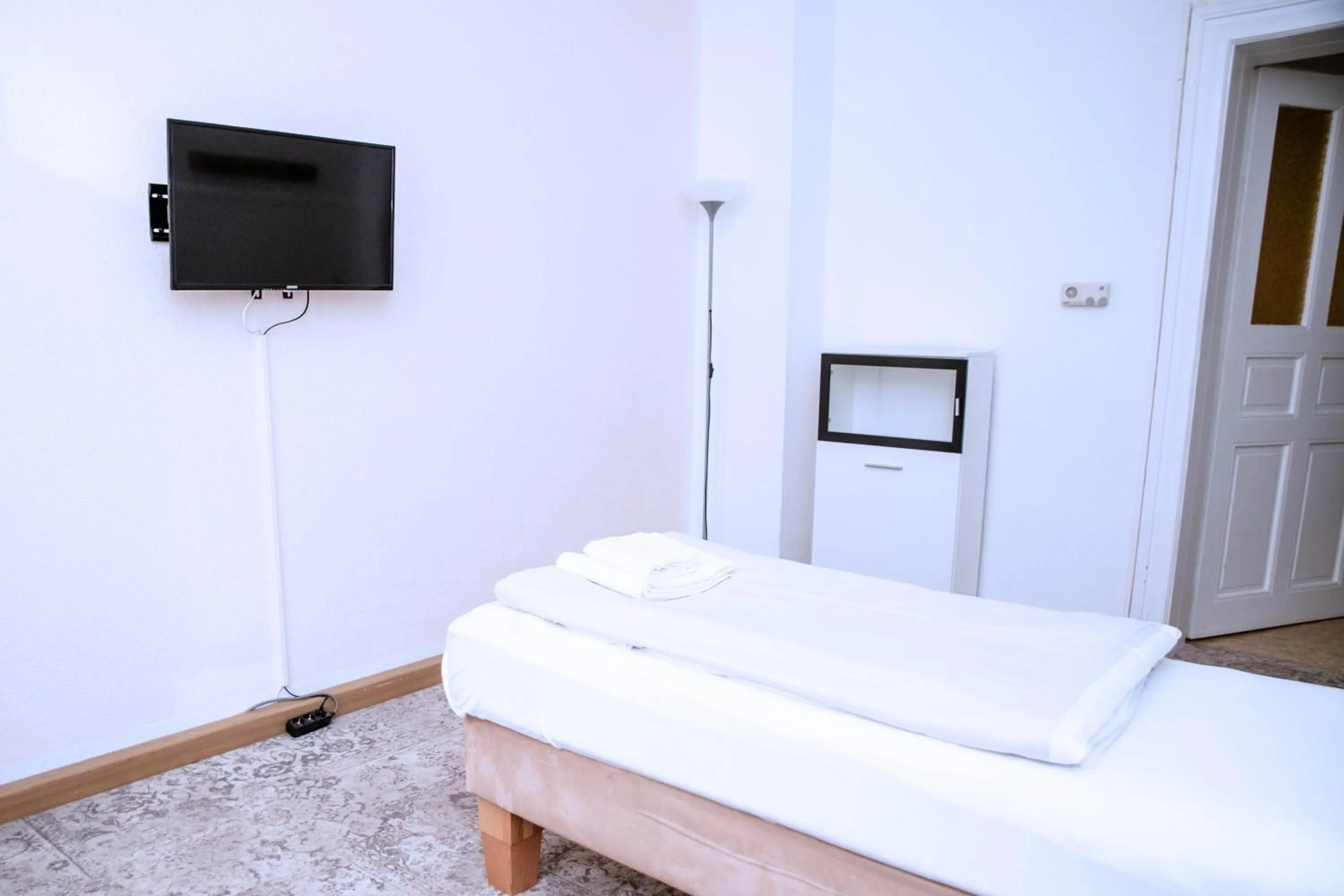 TV and multimedia, Bed in Mabri Apartments Plauen