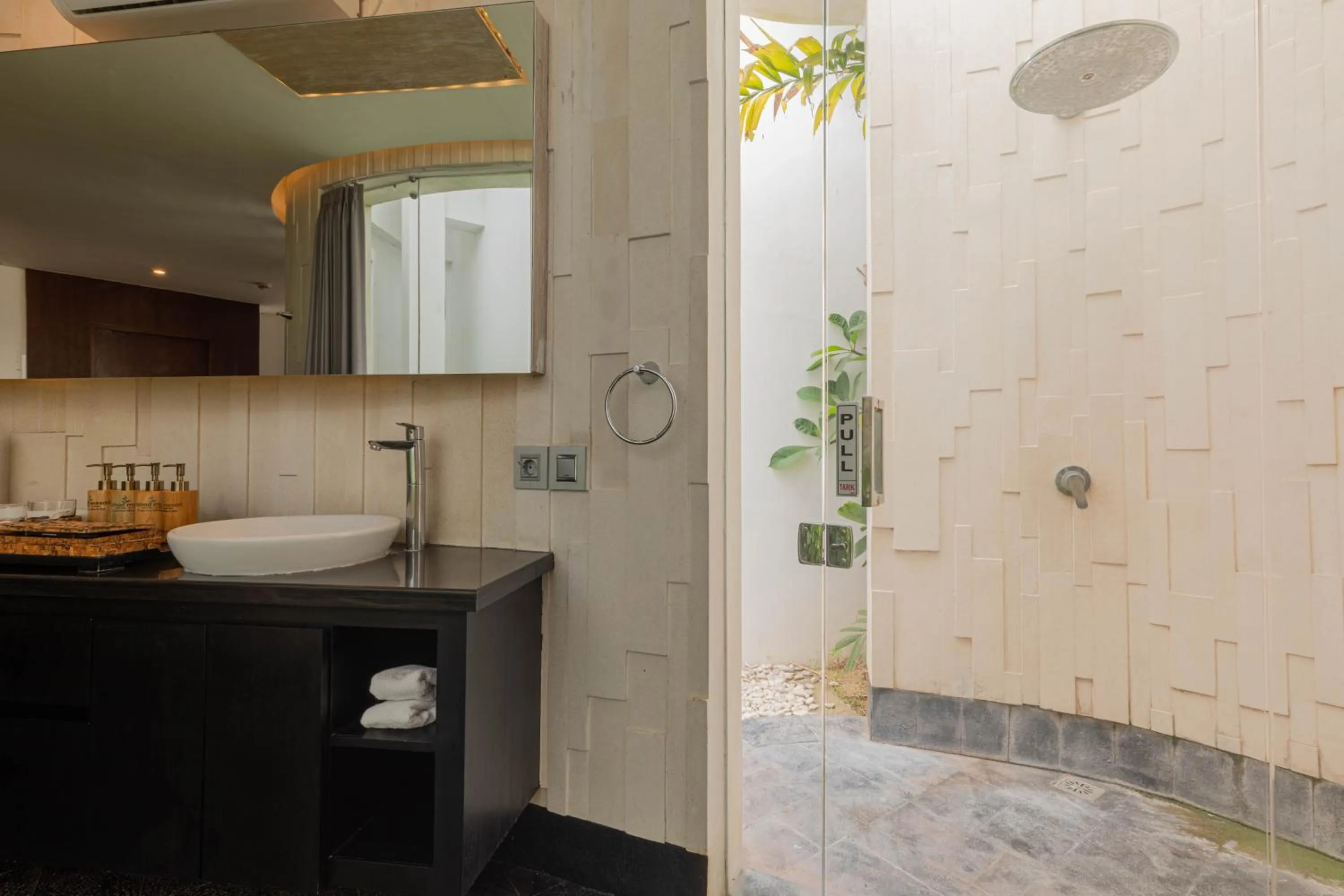 Shower in Taman Mesari Luxury Villas-Seminyak