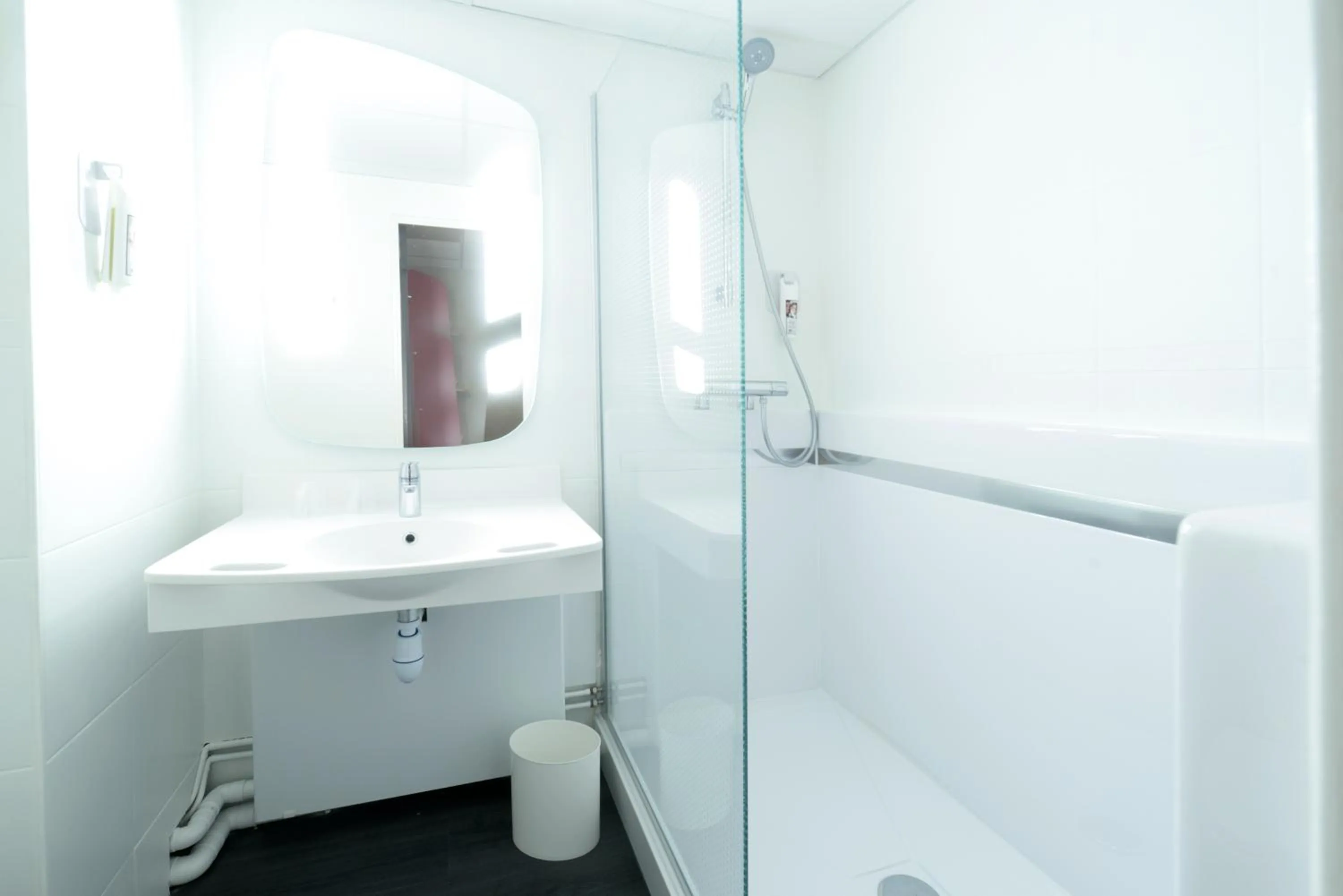 Bathroom in ibis Rouen Centre Champ de Mars