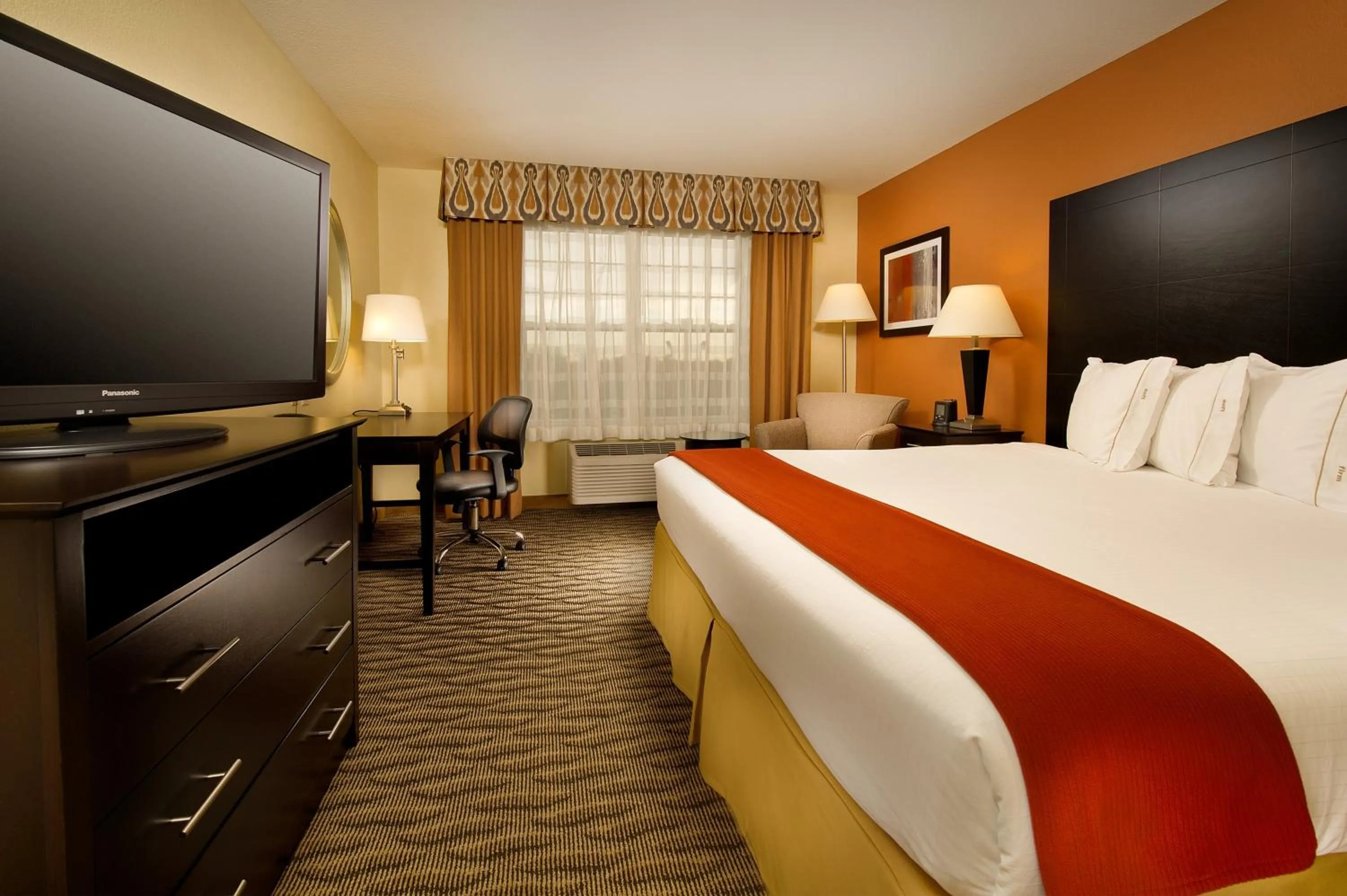 Bedroom, Bed in Holiday Inn Express & Suites Manassas by IHG