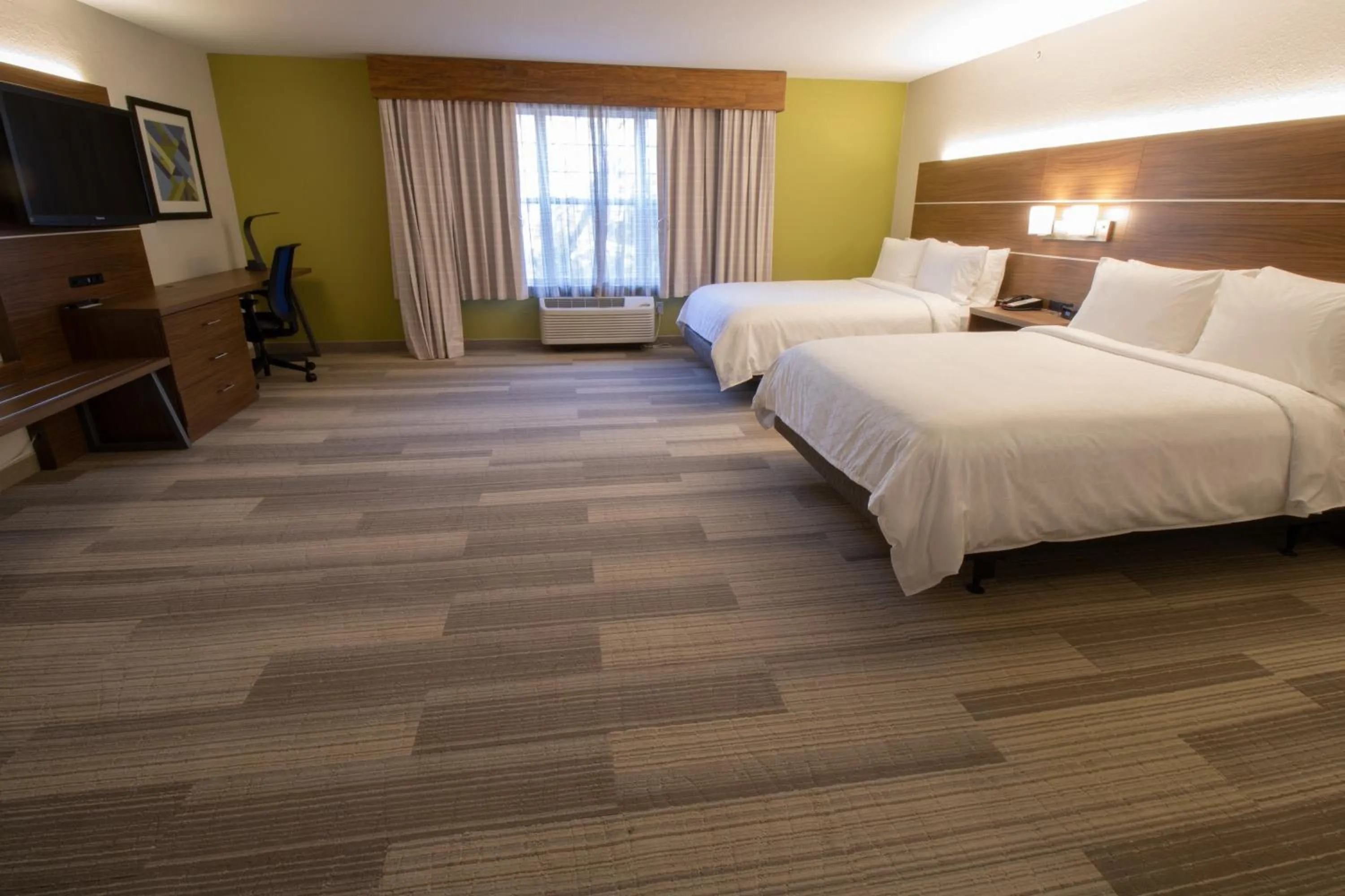 Photo of the whole room, Bed in Holiday Inn Express & Suites Manassas by IHG