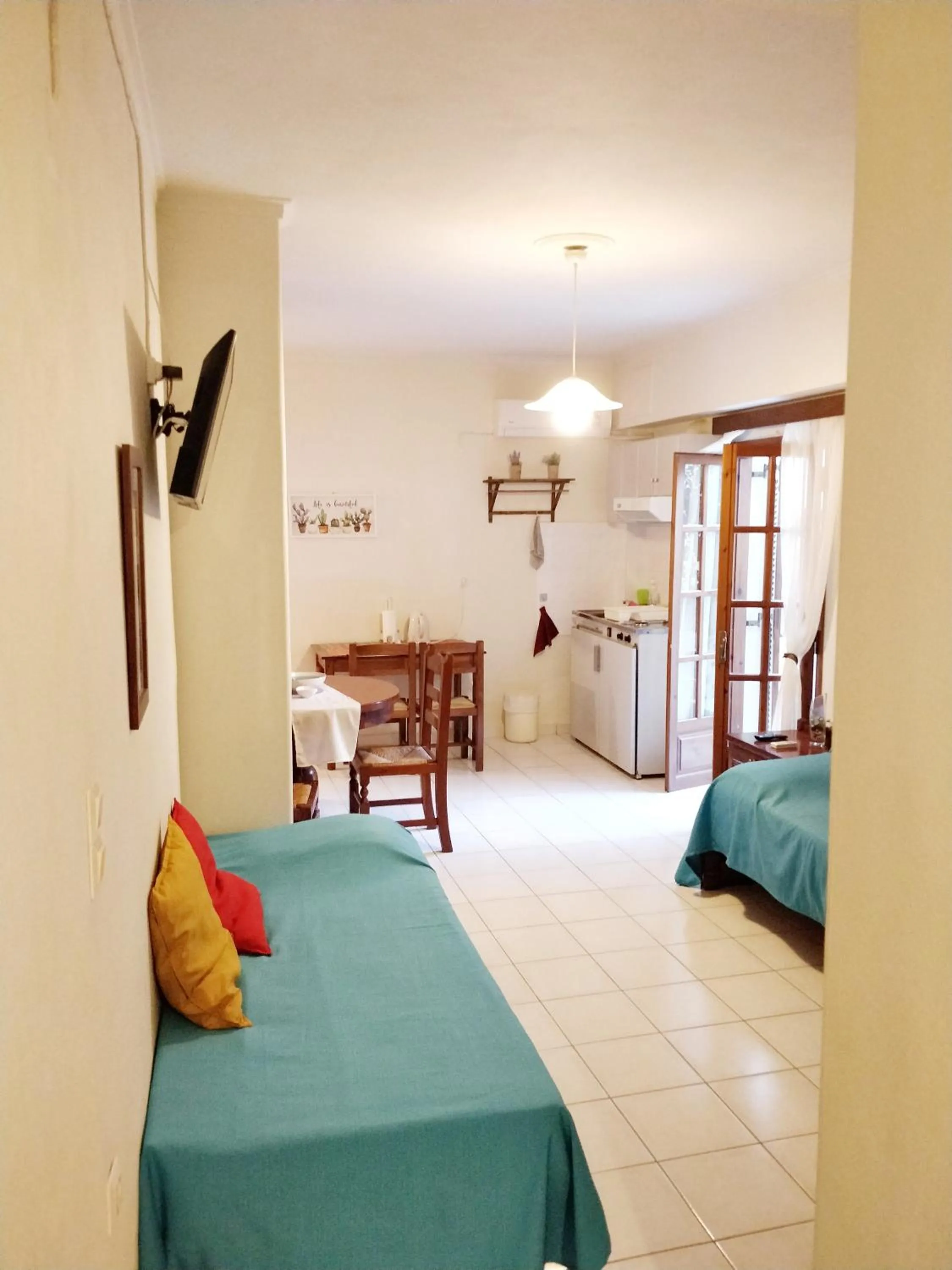 Photo of the whole room, Bed in Alexandra Hotel