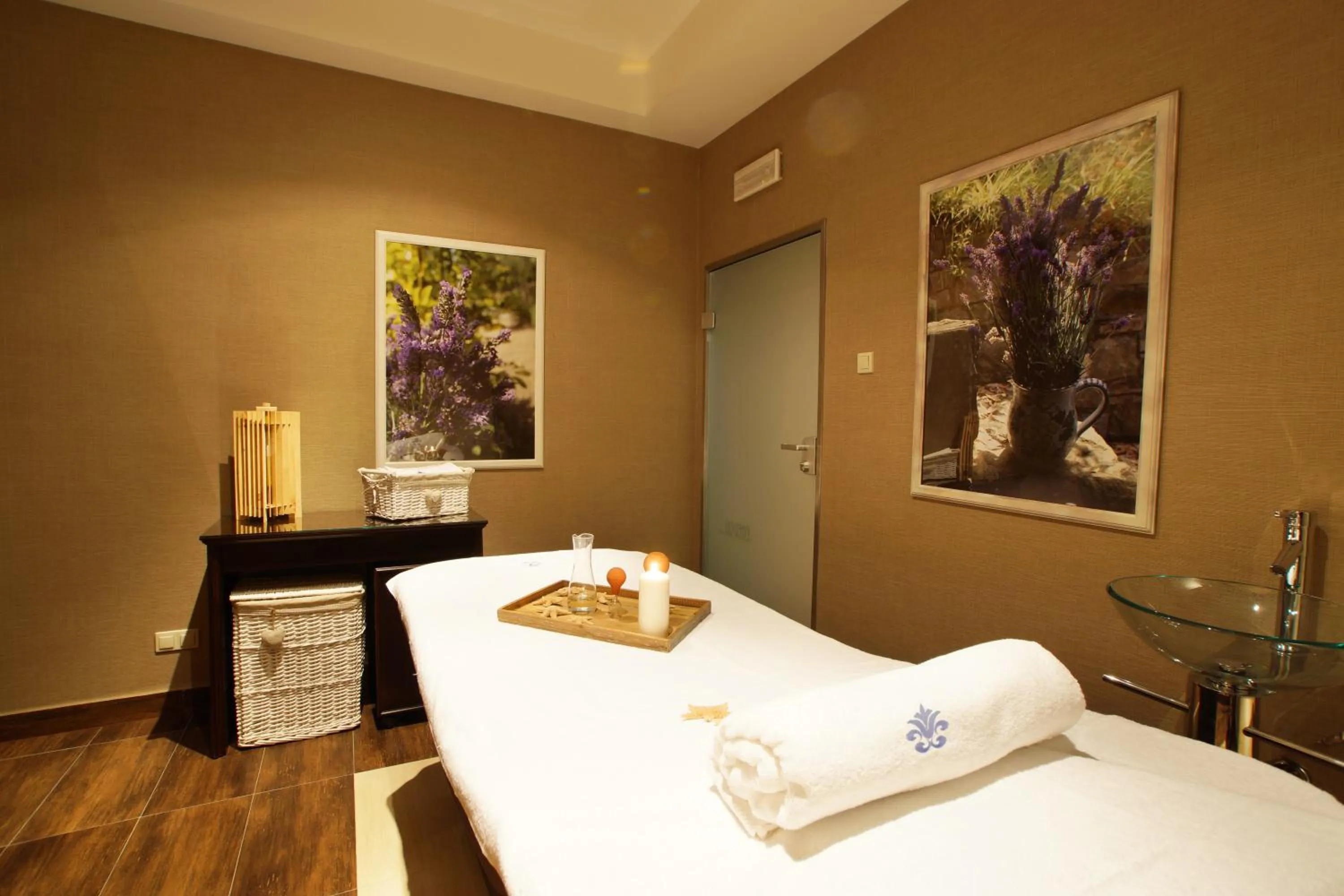Massage, Bed in Versant Hotel & Spa