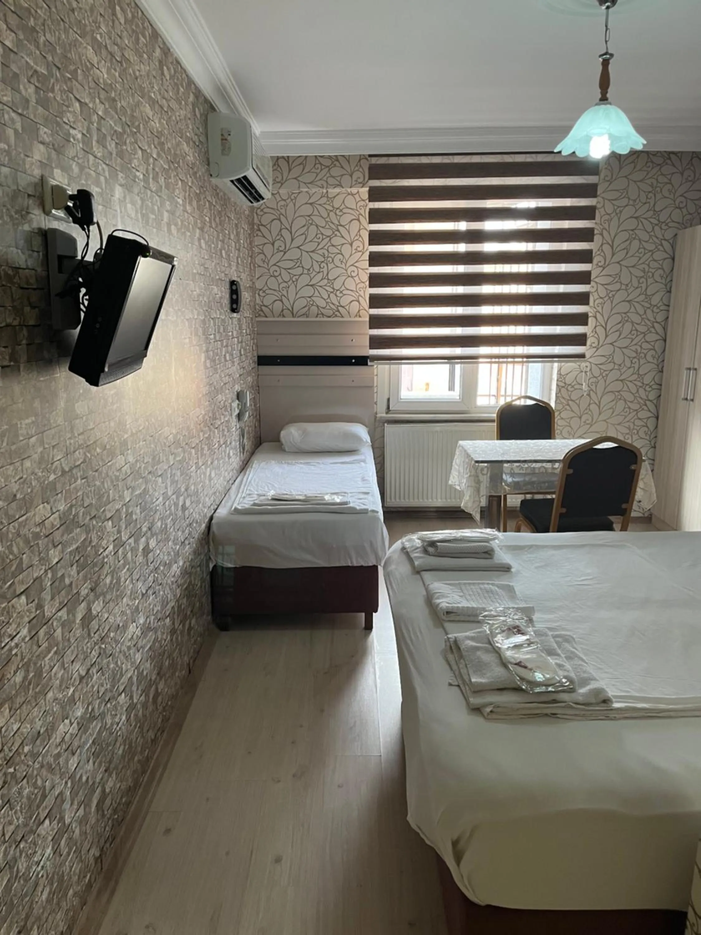 Photo of the whole room, Bed in Balkan Palace Edirne