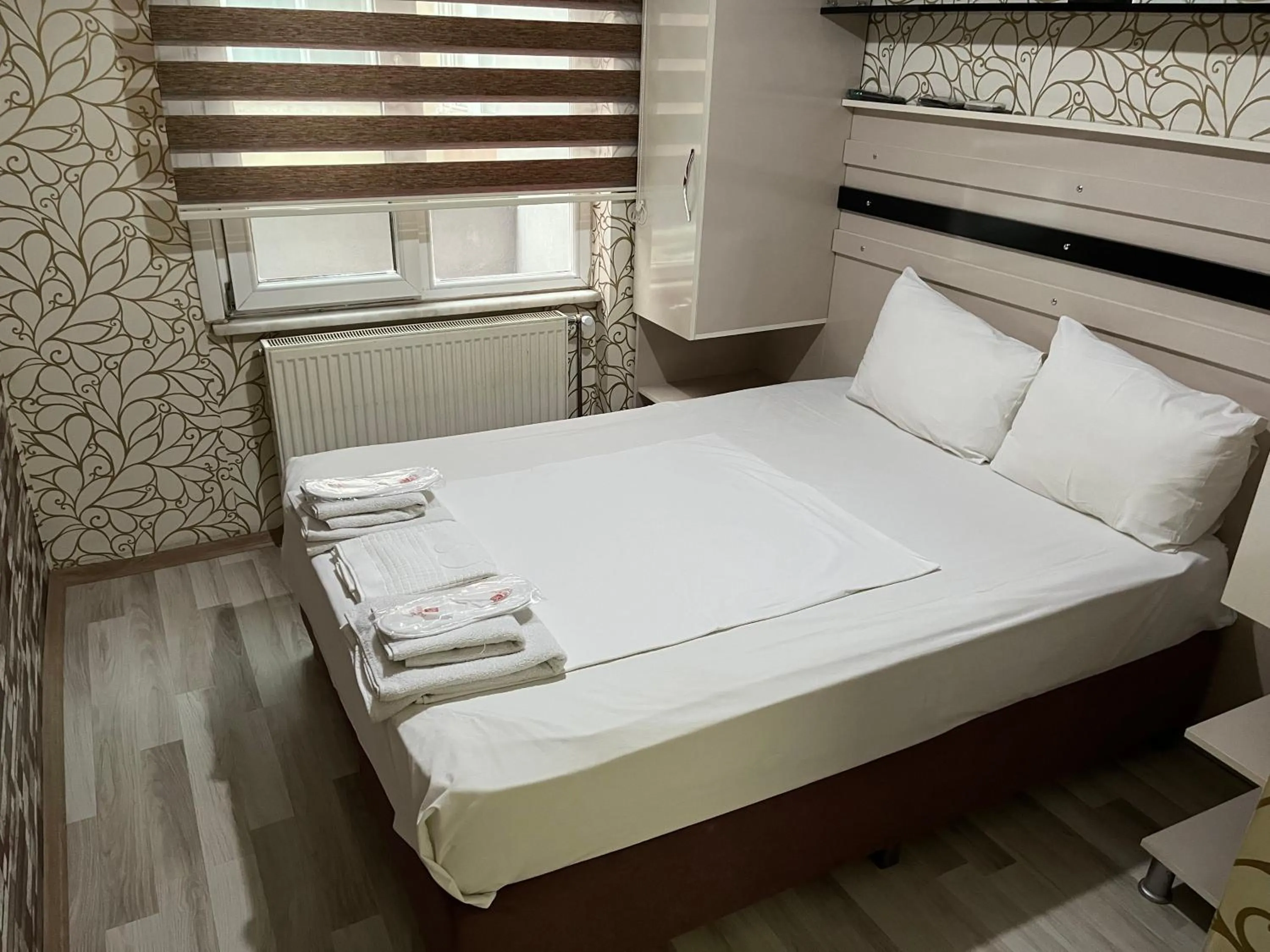 Photo of the whole room, Bed in Balkan Palace Edirne