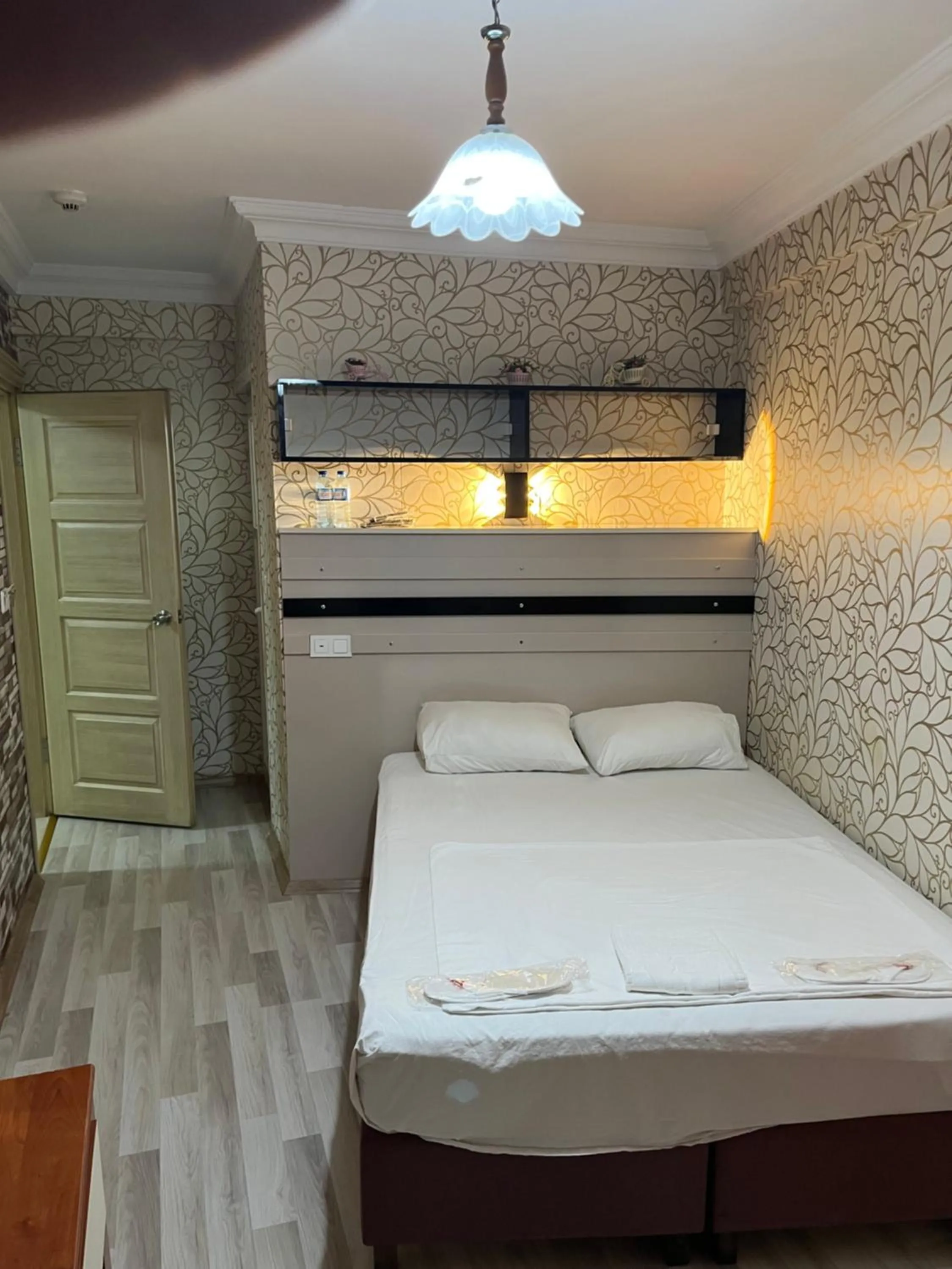 Photo of the whole room, Bed in Balkan Palace Edirne