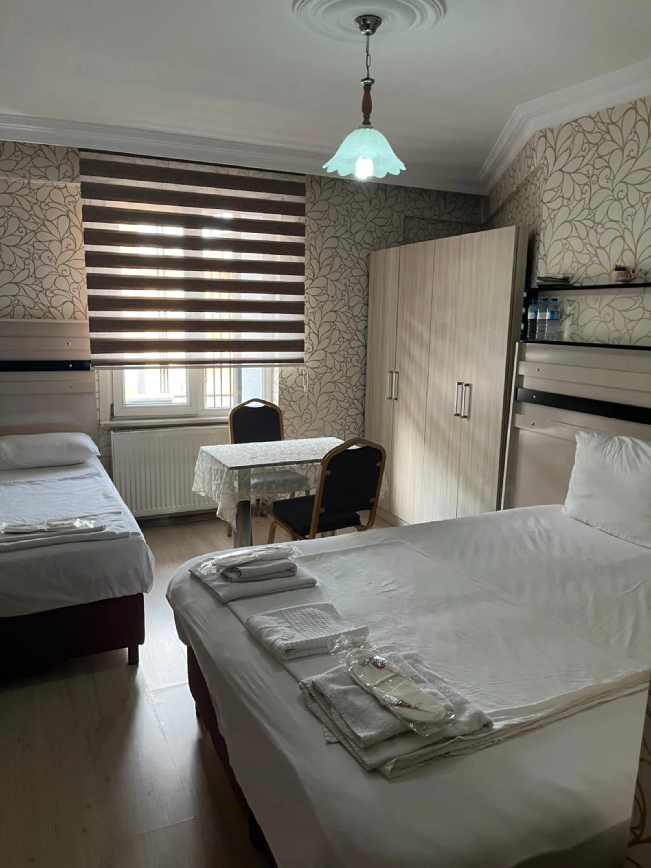 Photo of the whole room, Bed in Balkan Palace Edirne