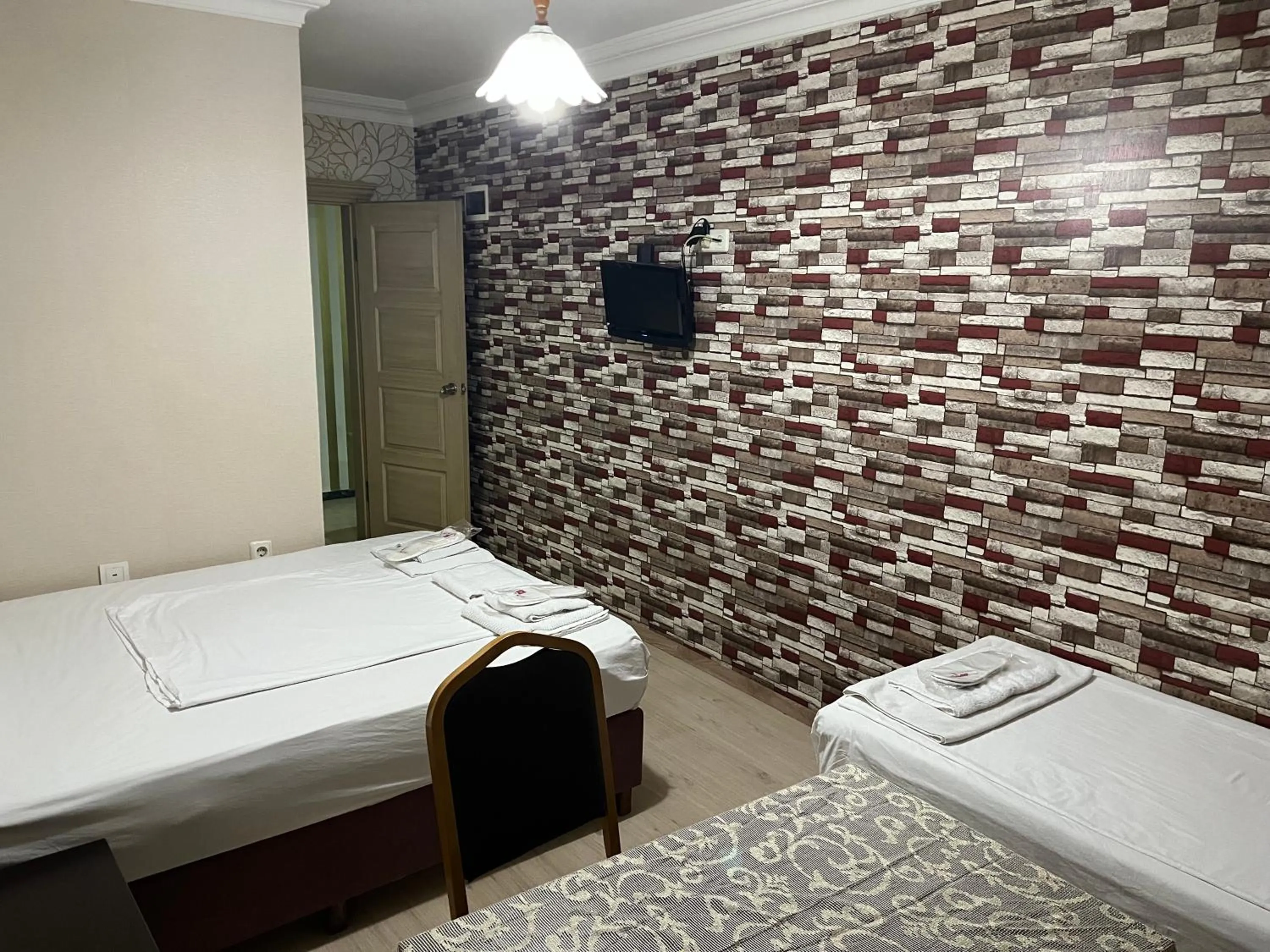 Photo of the whole room, Bed in Balkan Palace Edirne