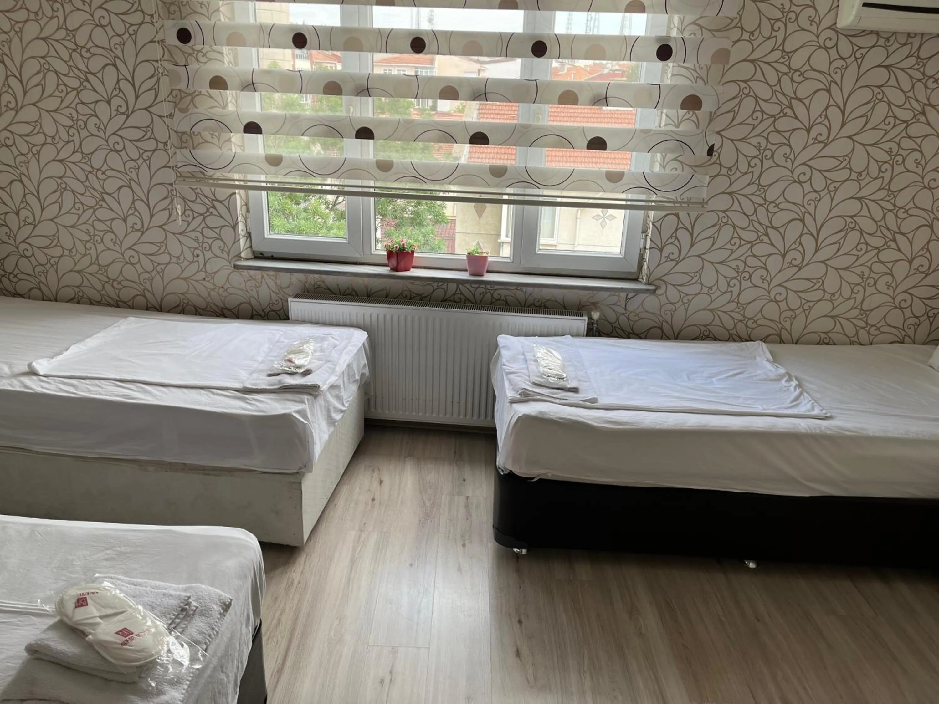 Photo of the whole room, Bed in Balkan Palace Edirne